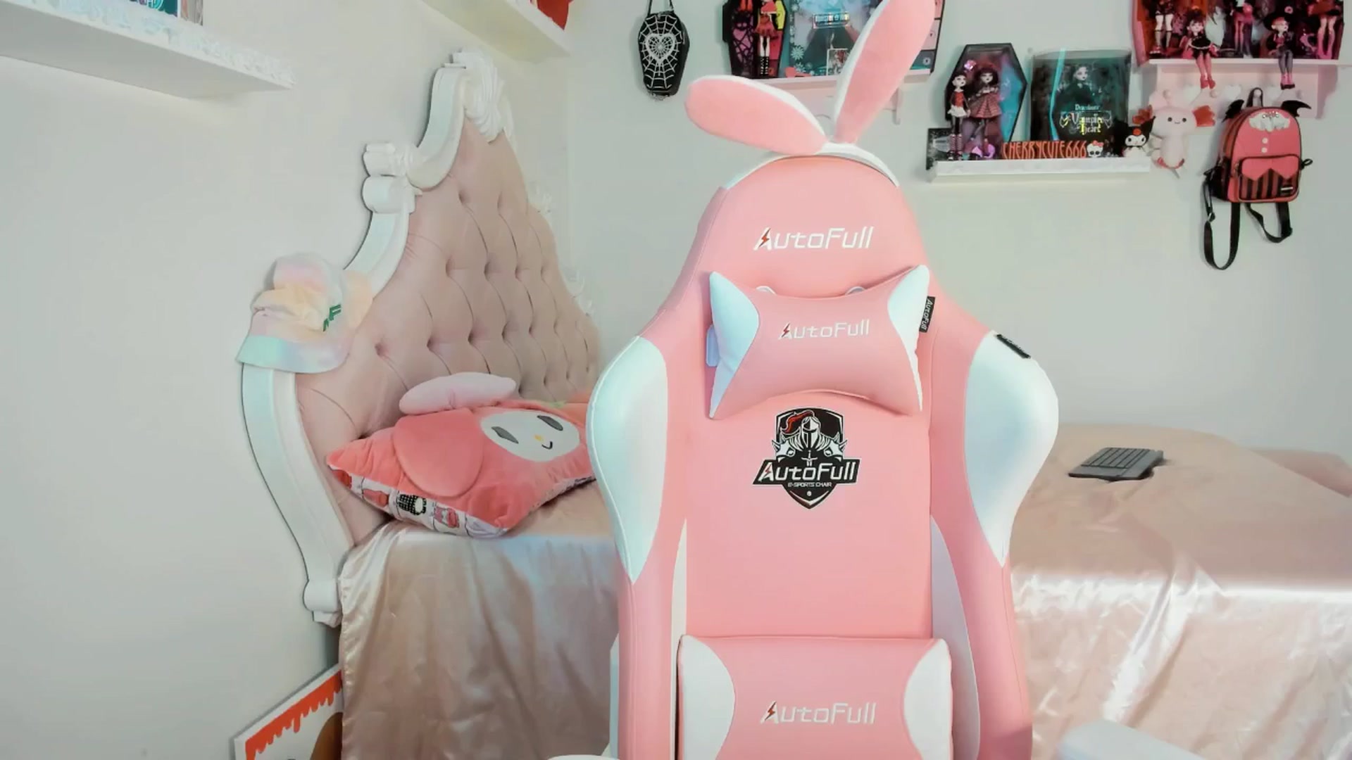 Gallery image thumbnail from Cherrycute666's myfreecams stream on, 07/19/2025, 23:53 image 10 of 20