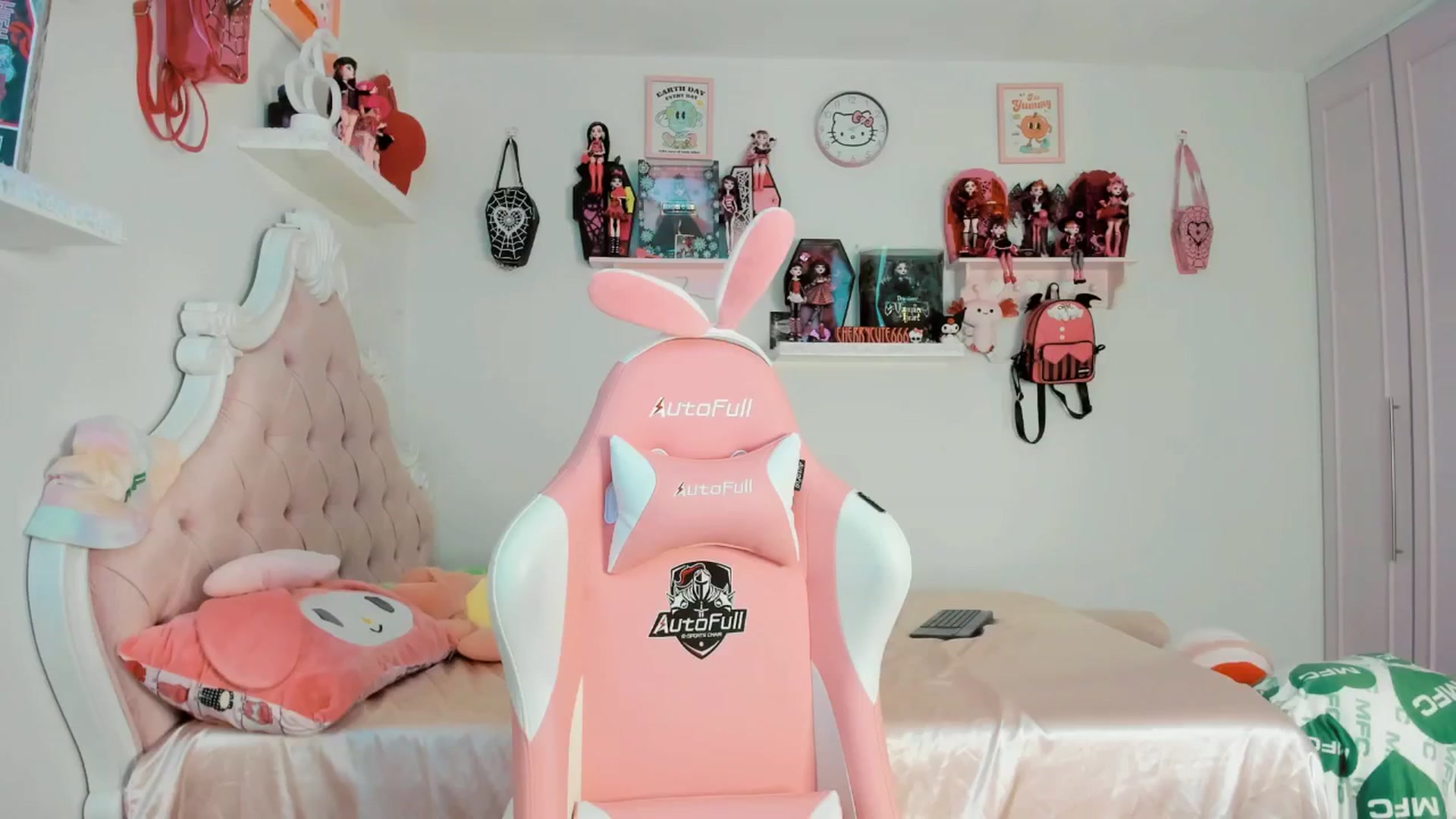 Gallery image thumbnail from Cherrycute666's myfreecams stream on, 07/19/2025, 23:53 image 17 of 20