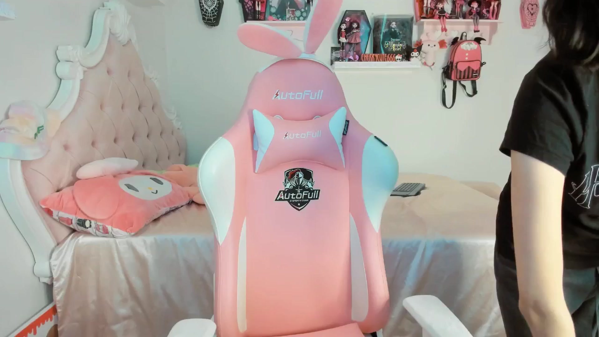 Gallery image thumbnail from Cherrycute666's myfreecams stream on, 07/19/2025, 23:53 image 4 of 20