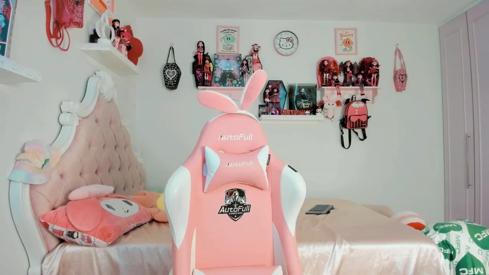 Gallery image thumbnail from Cherrycute666's myfreecams stream on, 07/19/2025, 23:53 image 18 of 20