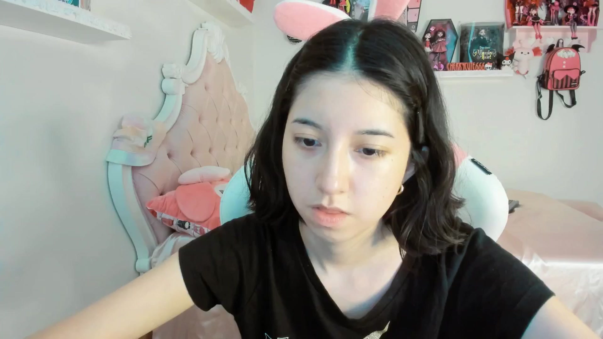 Gallery image thumbnail from Cherrycute666's myfreecams stream on, 07/19/2025, 23:53 image 6 of 20