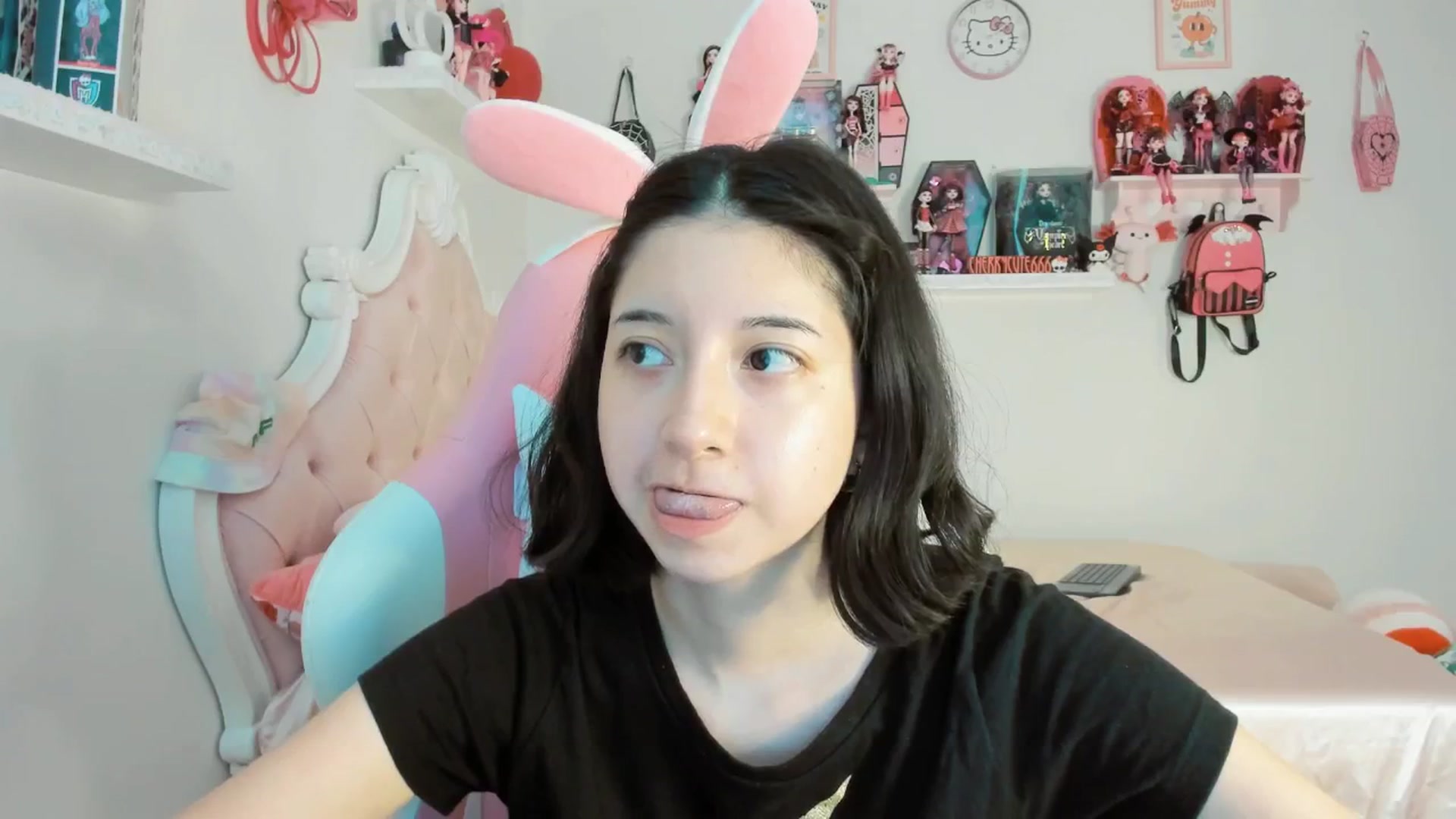 Gallery image thumbnail from Cherrycute666's myfreecams stream on, 07/19/2025, 23:53 image 20 of 20