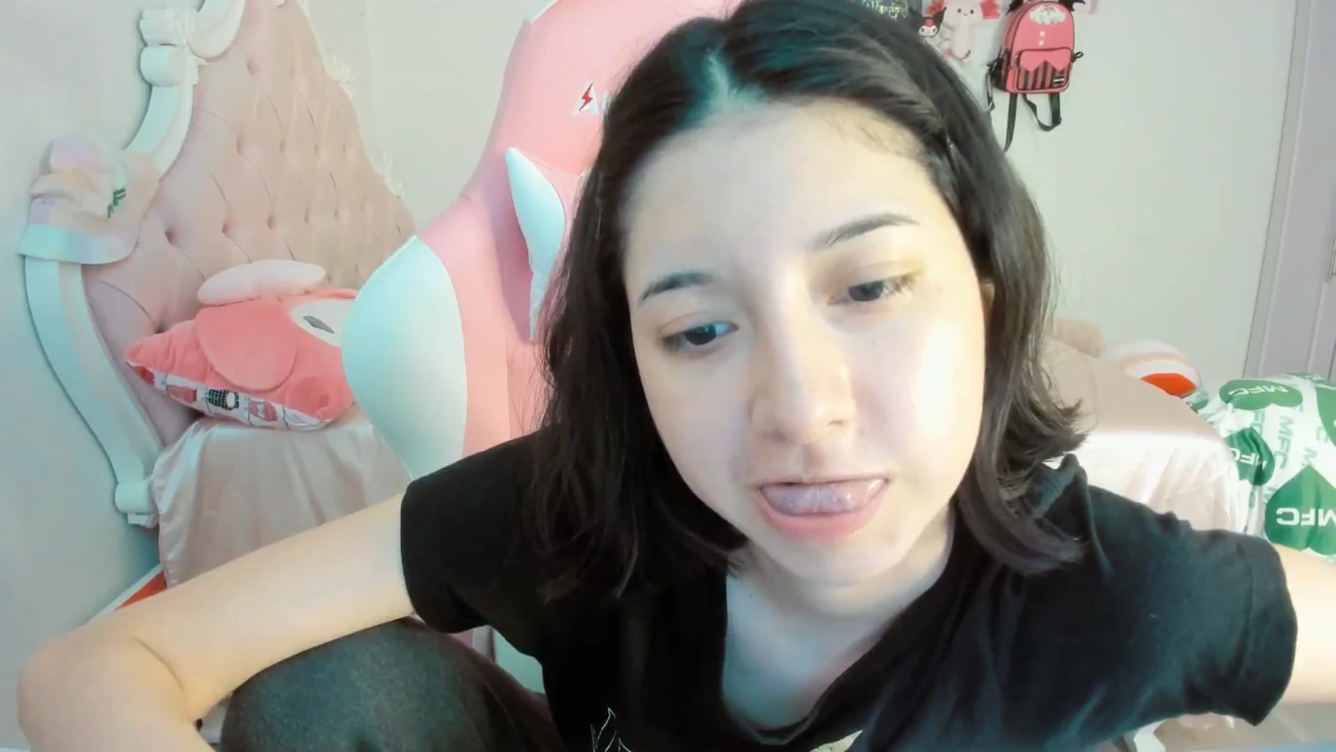 Gallery image thumbnail from Cherrycute666's myfreecams stream on, 07/19/2025, 23:53 image 16 of 20