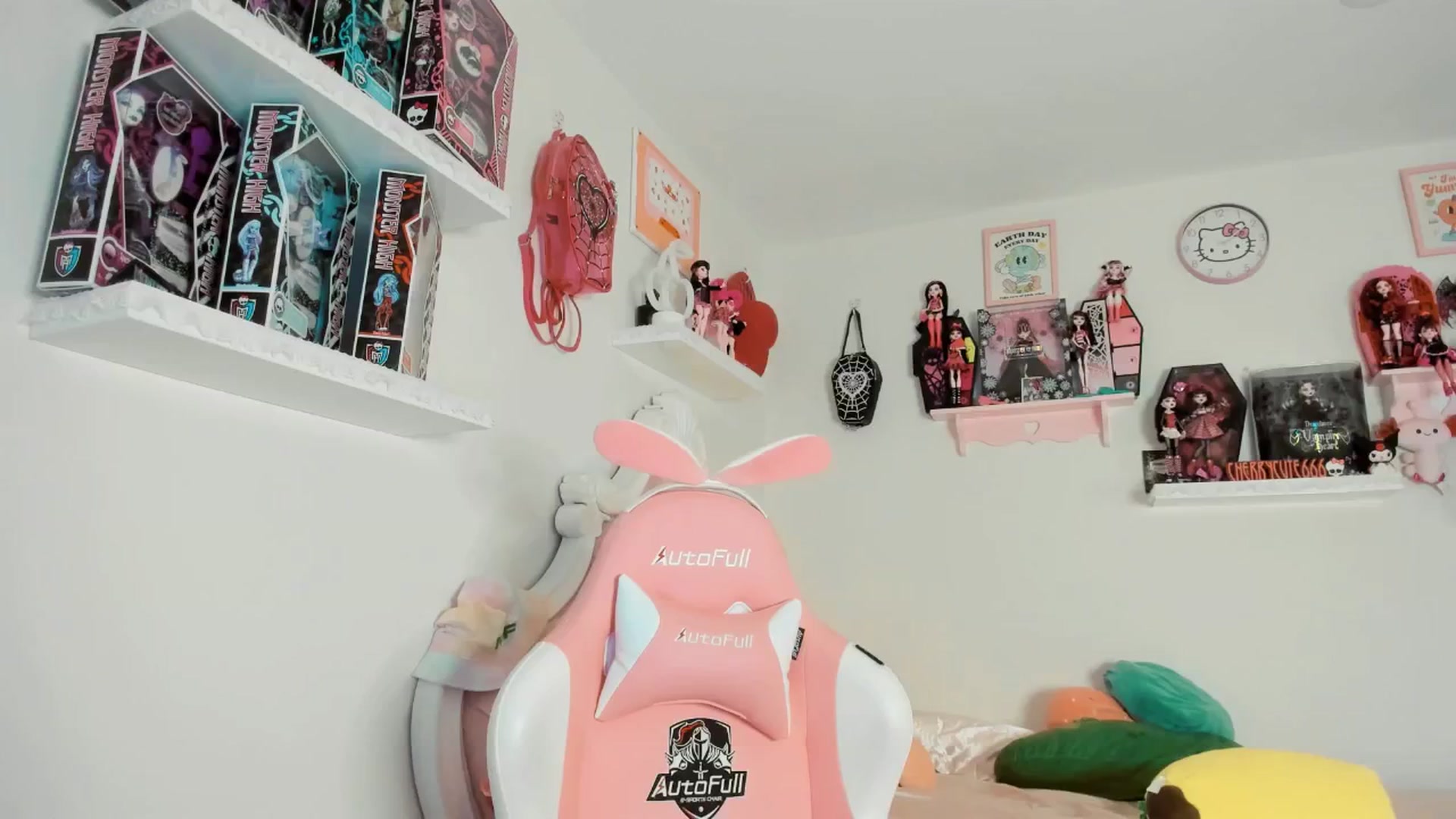 Gallery image thumbnail from Cherrycute666's myfreecams stream on, 07/20/2025, 08:52 image 17 of 20
