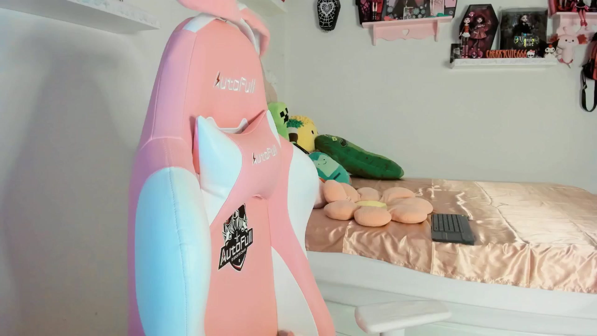 Gallery image thumbnail from Cherrycute666's myfreecams stream on, 07/26/2025, 01:39 image 13 of 20