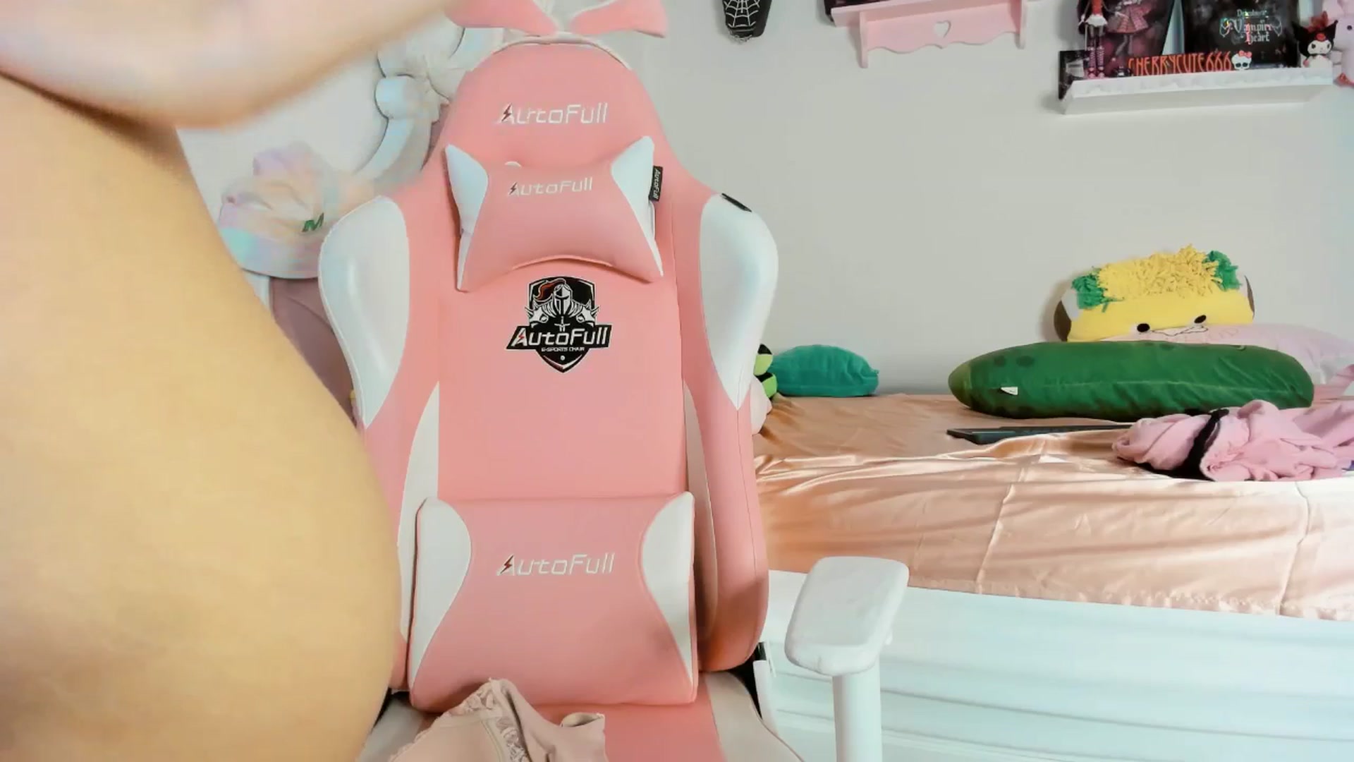 Gallery image thumbnail from Cherrycute666's myfreecams stream on, 07/27/2025, 09:20 image 10 of 20