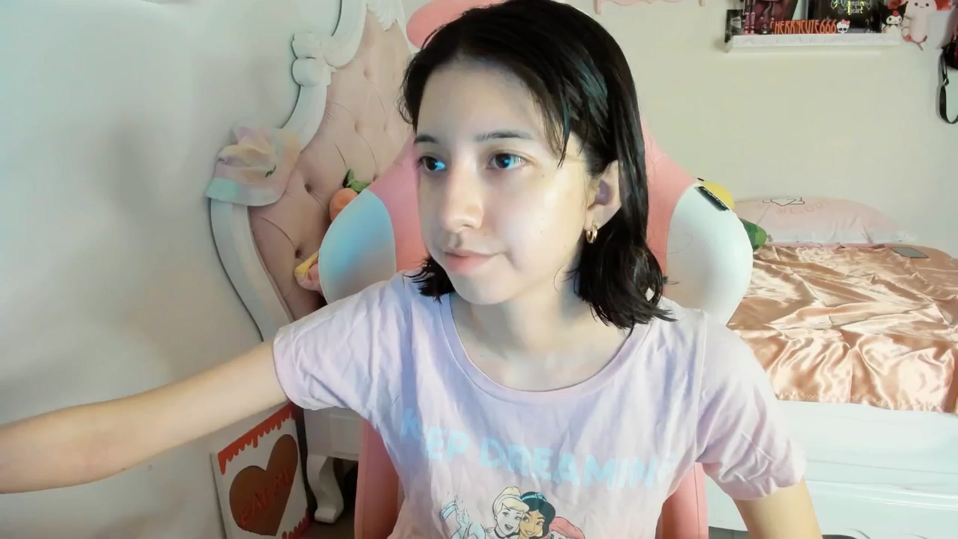 Gallery image thumbnail from Cherrycute666's myfreecams stream on, 07/27/2025, 10:59 image 2 of 20