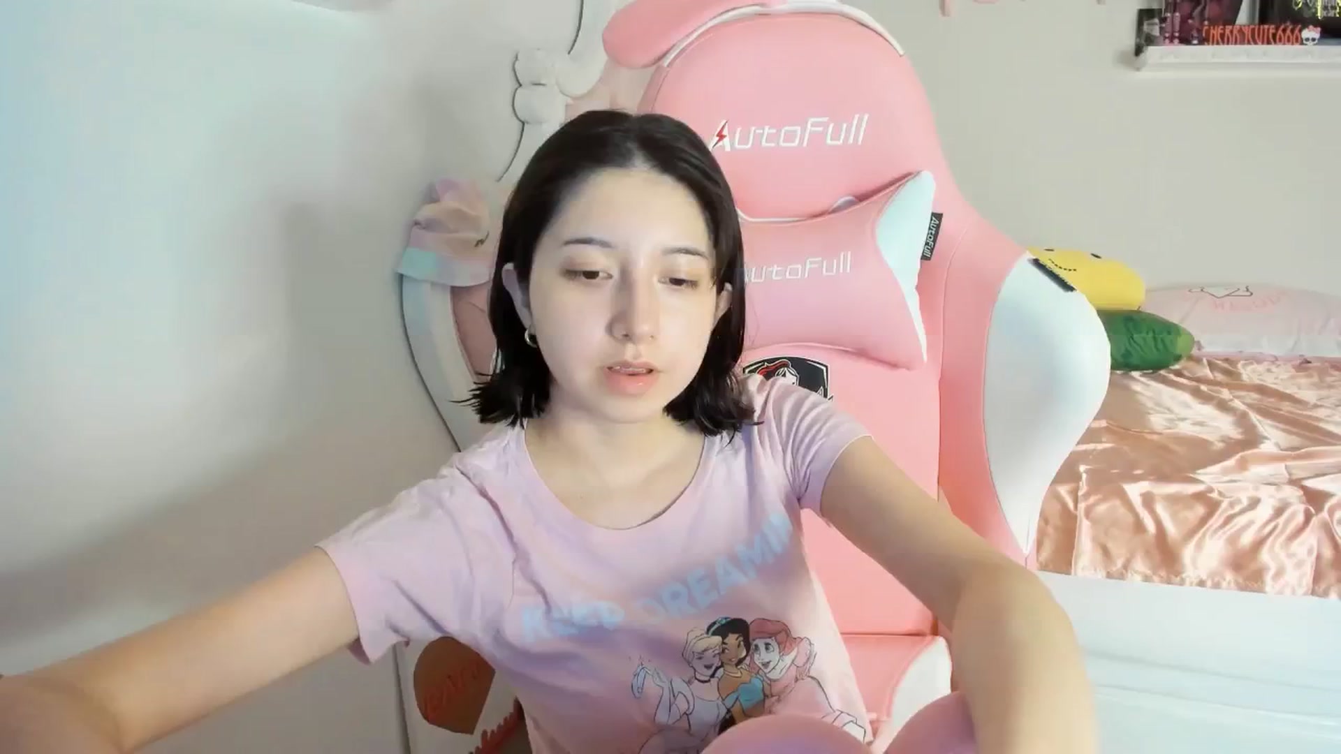 Gallery image thumbnail from Cherrycute666's myfreecams stream on, 07/27/2025, 10:59 image 11 of 20