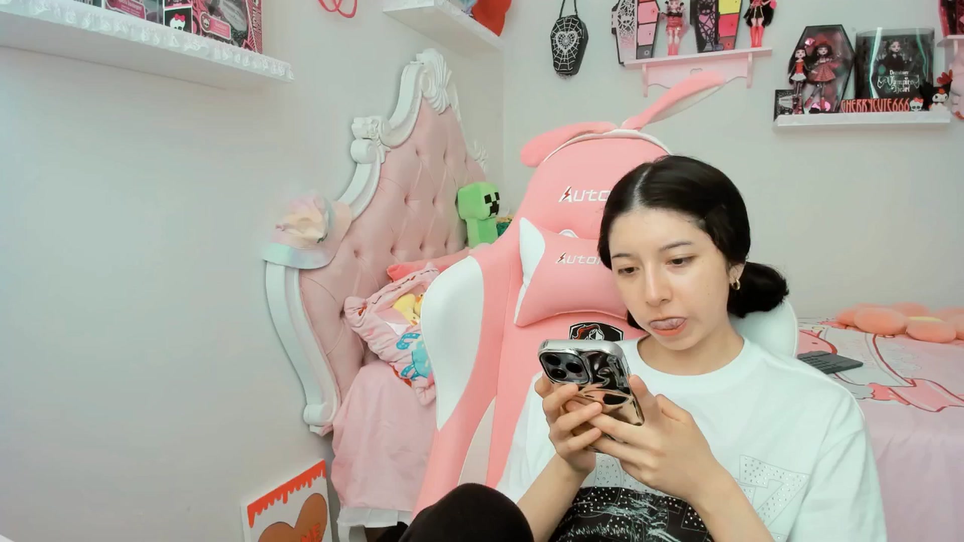 Gallery image thumbnail from Cherrycute666's myfreecams stream on, 07/31/2025, 18:21 image 3 of 20
