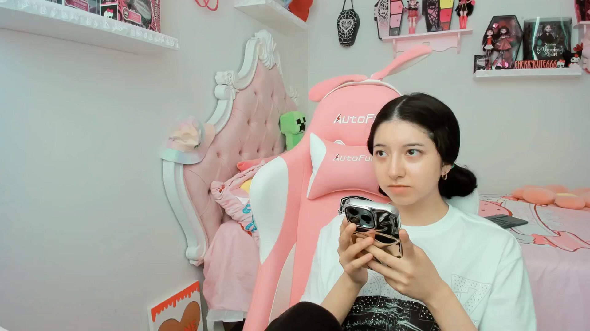 Gallery image thumbnail from Cherrycute666's myfreecams stream on, 07/31/2025, 18:21 image 1 of 20