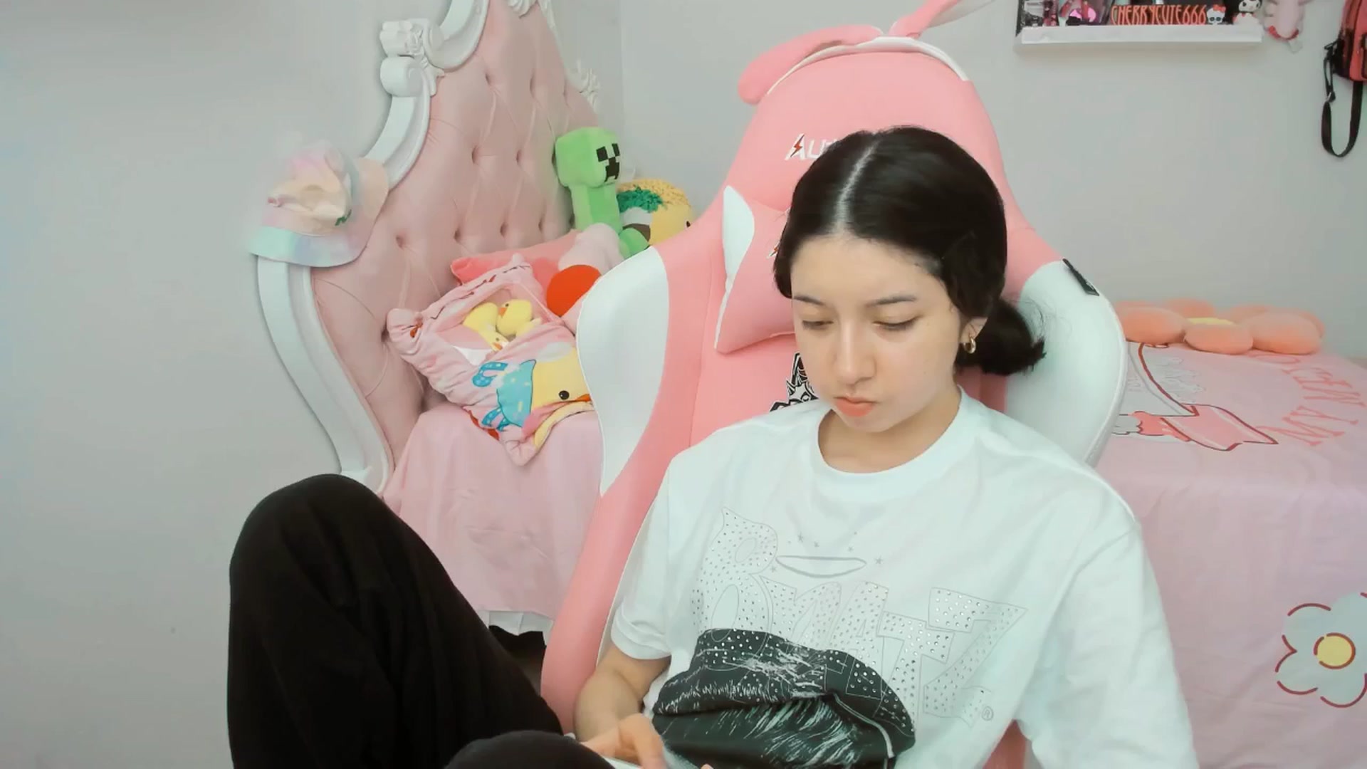 Gallery image thumbnail from Cherrycute666's myfreecams stream on, 07/31/2025, 18:21 image 10 of 20