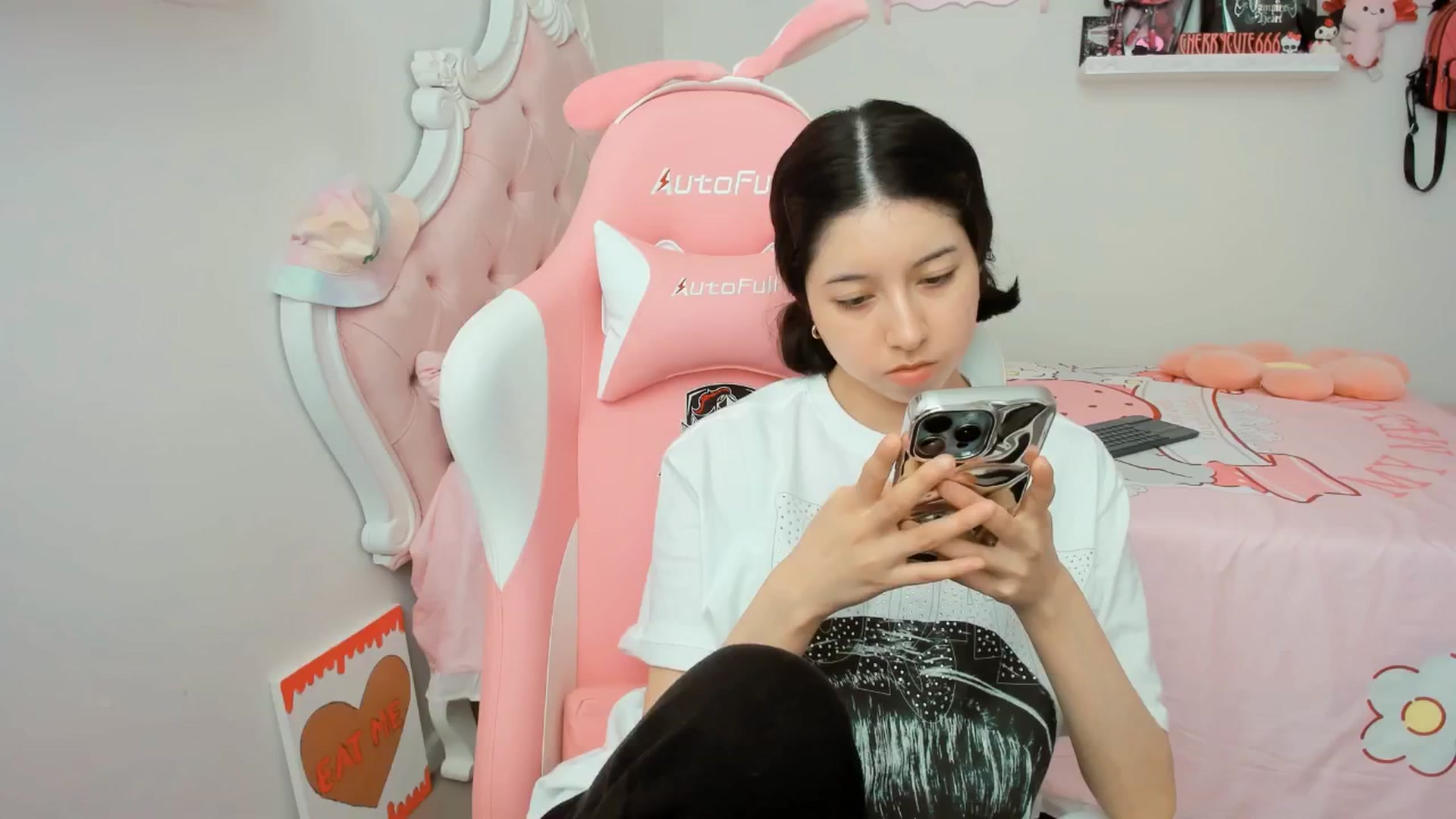 Gallery image thumbnail from Cherrycute666's myfreecams stream on, 07/31/2025, 18:21 image 13 of 20