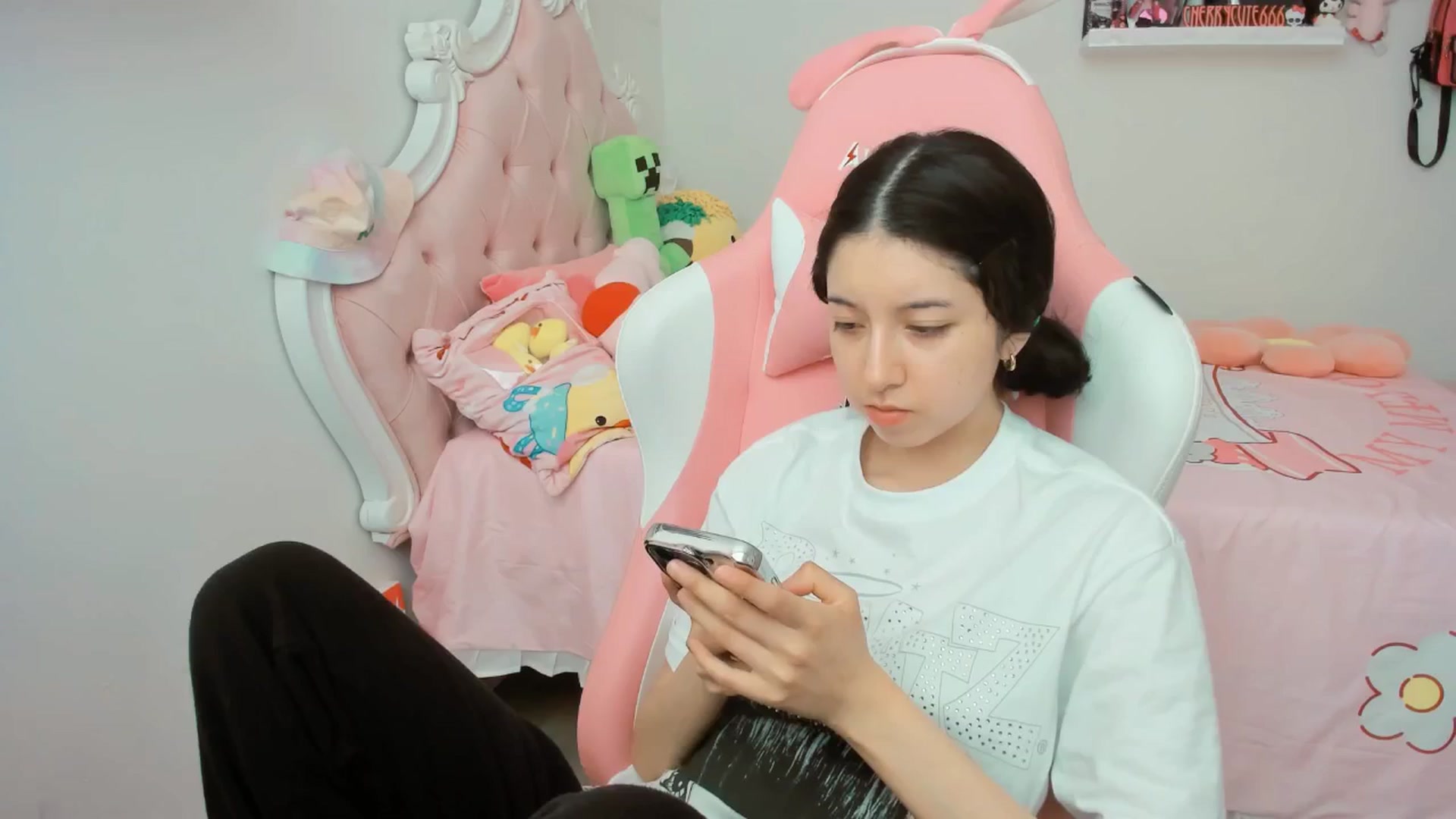 Gallery image thumbnail from Cherrycute666's myfreecams stream on, 07/31/2025, 18:21 image 6 of 20