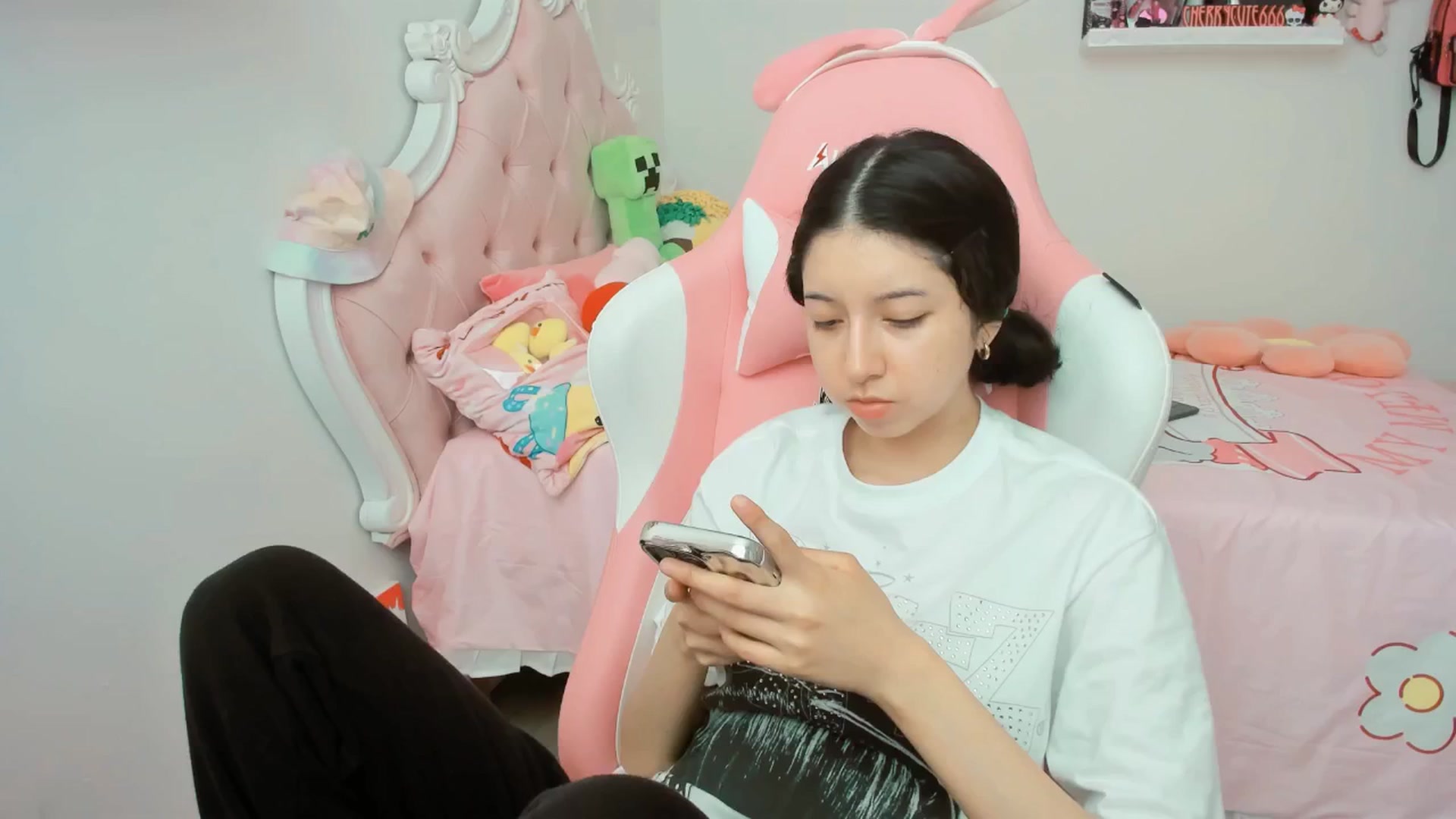 Gallery image thumbnail from Cherrycute666's myfreecams stream on, 07/31/2025, 18:21 image 4 of 20