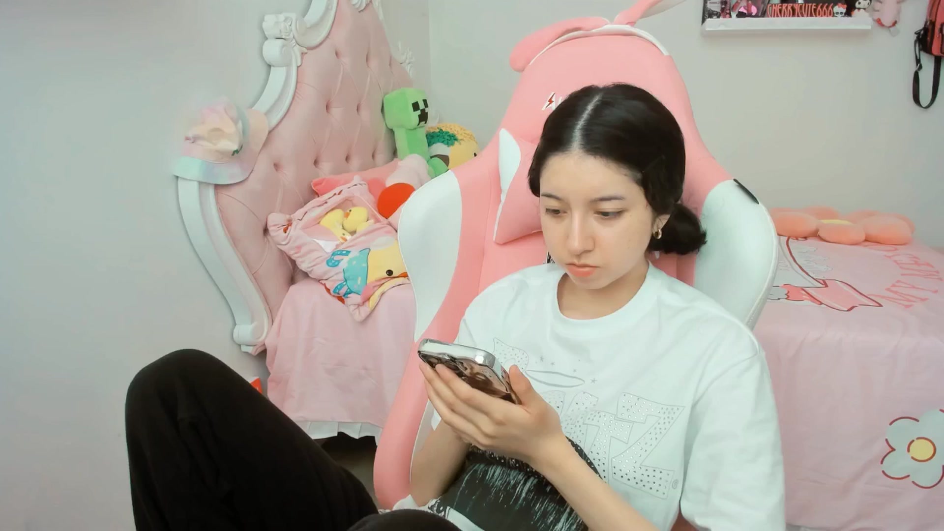 Gallery image thumbnail from Cherrycute666's myfreecams stream on, 07/31/2025, 18:21 image 5 of 20