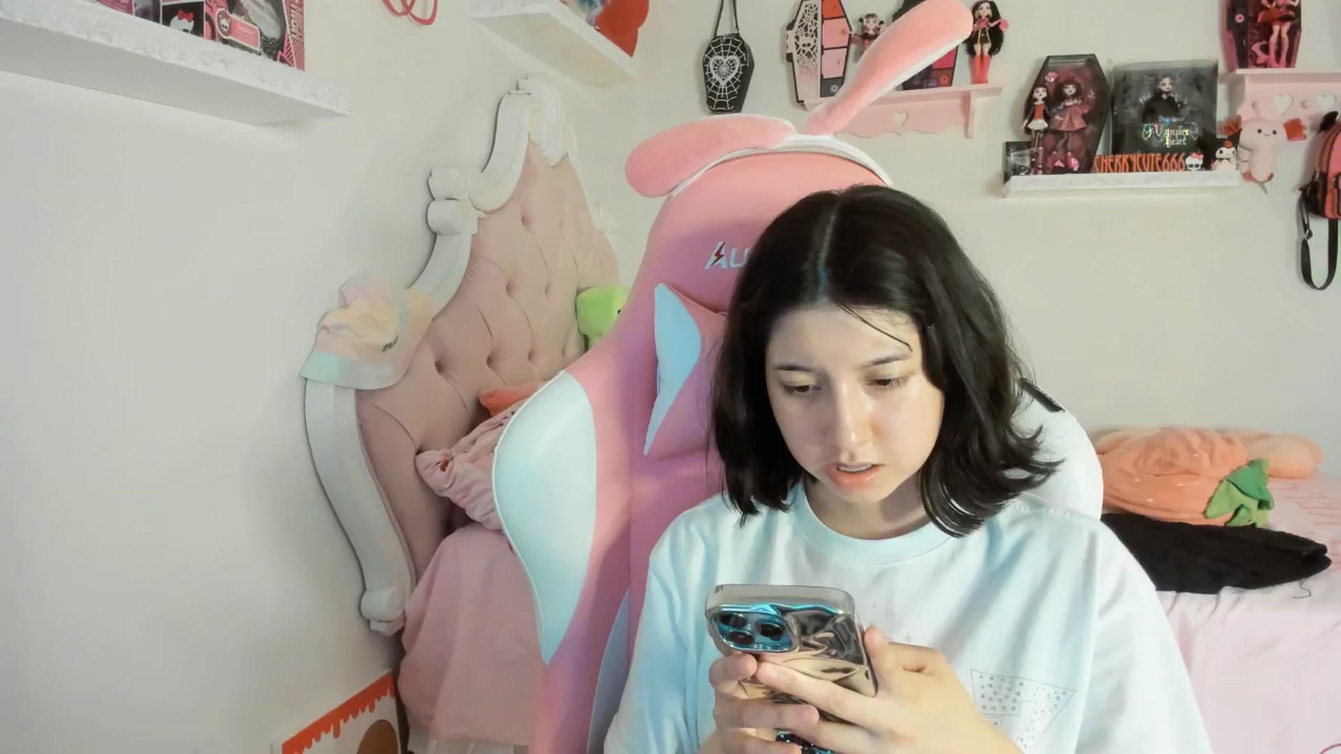 Gallery image thumbnail from Cherrycute666's myfreecams stream on, 08/01/2025, 02:38 image 17 of 20