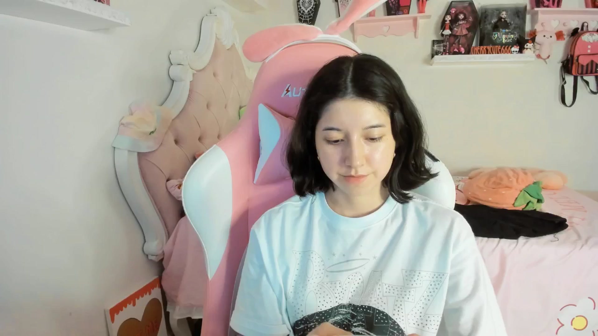 Gallery image thumbnail from Cherrycute666's myfreecams stream on, 08/01/2025, 02:38 image 4 of 20