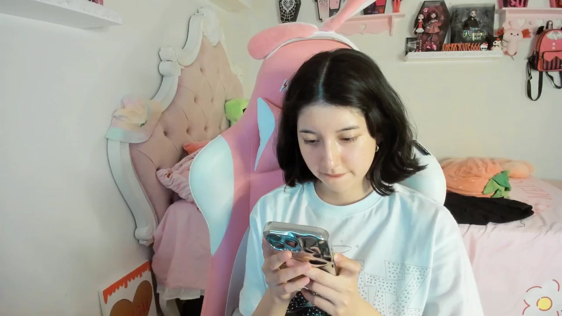 Gallery image thumbnail from Cherrycute666's myfreecams stream on, 08/01/2025, 02:38 image 3 of 20
