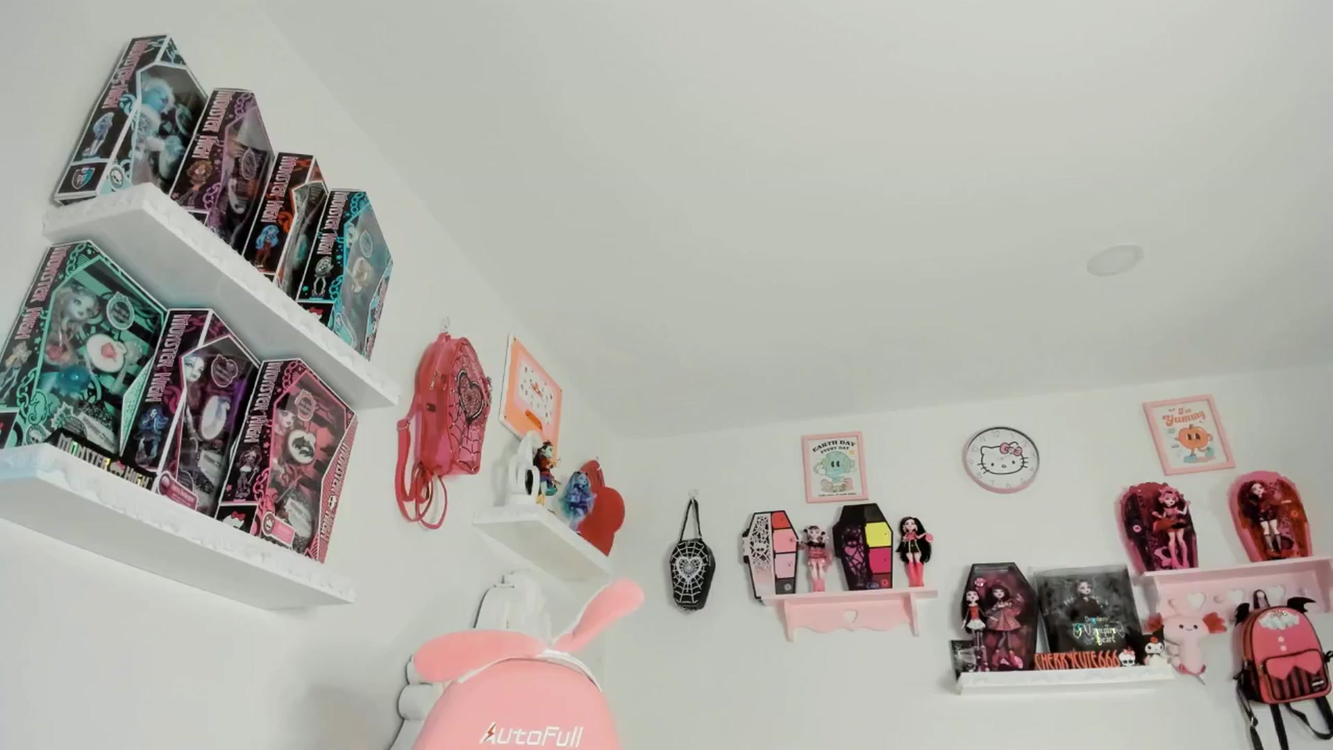 Gallery image thumbnail from Cherrycute666's myfreecams stream on, 08/01/2025, 02:38 image 15 of 20