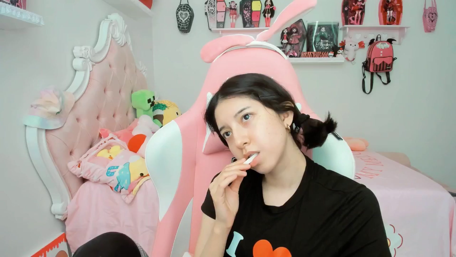 Gallery image thumbnail from Cherrycute666's myfreecams stream on, 08/01/2025, 23:31 image 17 of 20