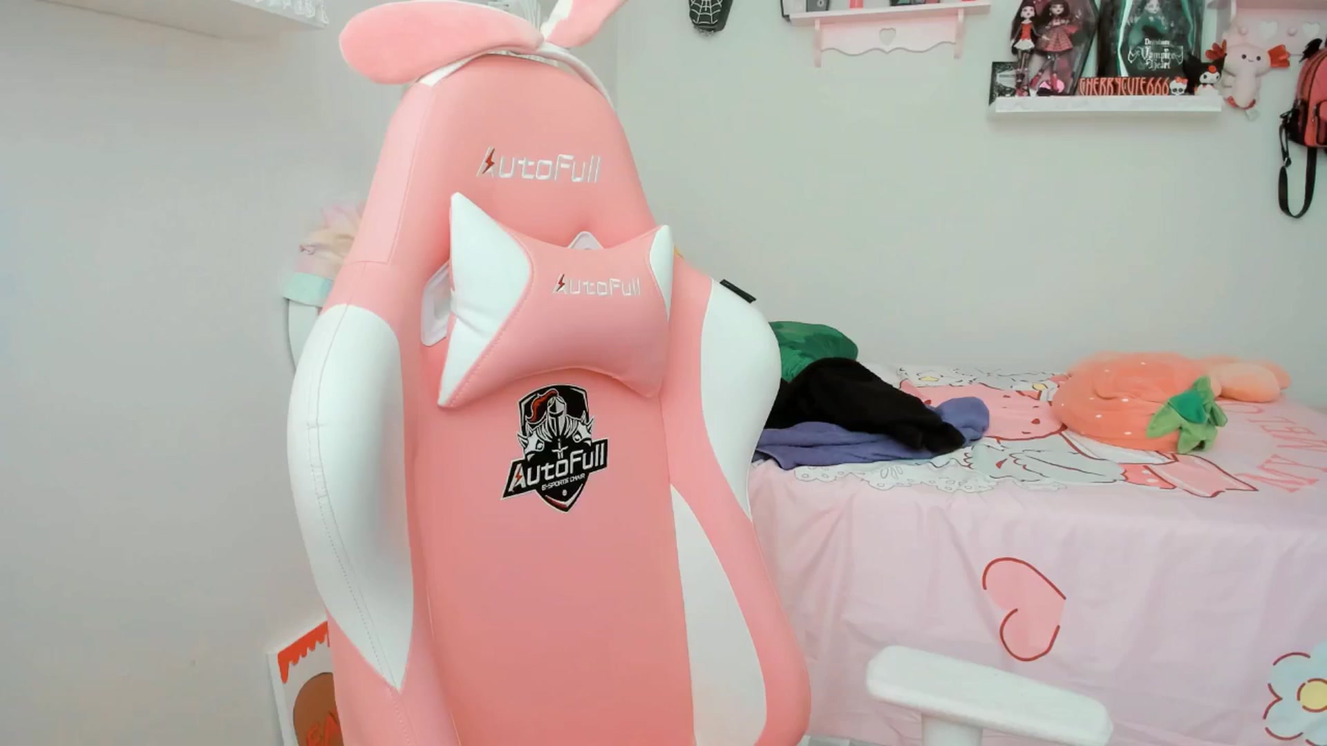 Gallery image thumbnail from Cherrycute666's myfreecams stream on, 08/01/2025, 23:31 image 8 of 20