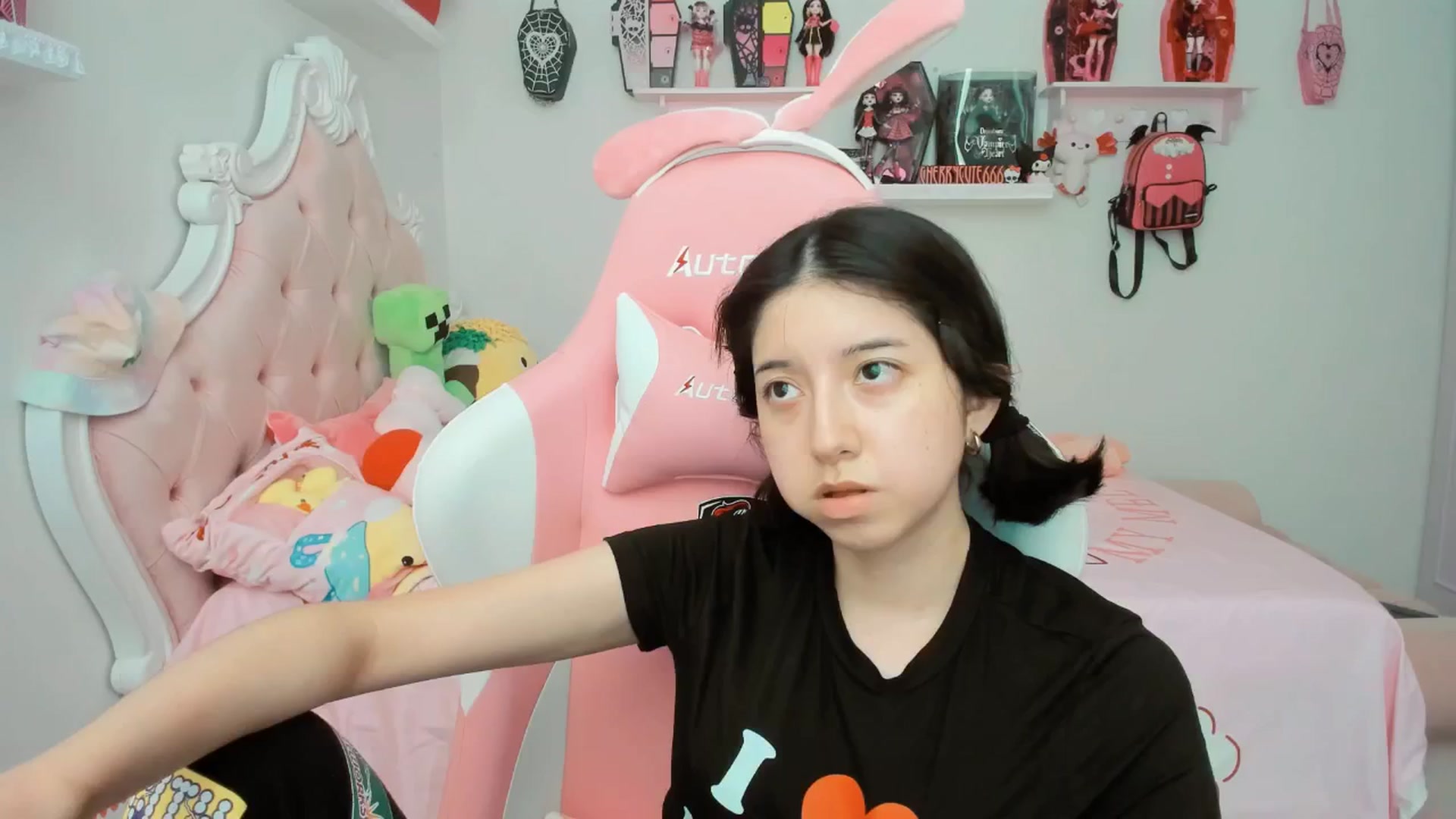 Gallery image thumbnail from Cherrycute666's myfreecams stream on, 08/01/2025, 23:31 image 18 of 20