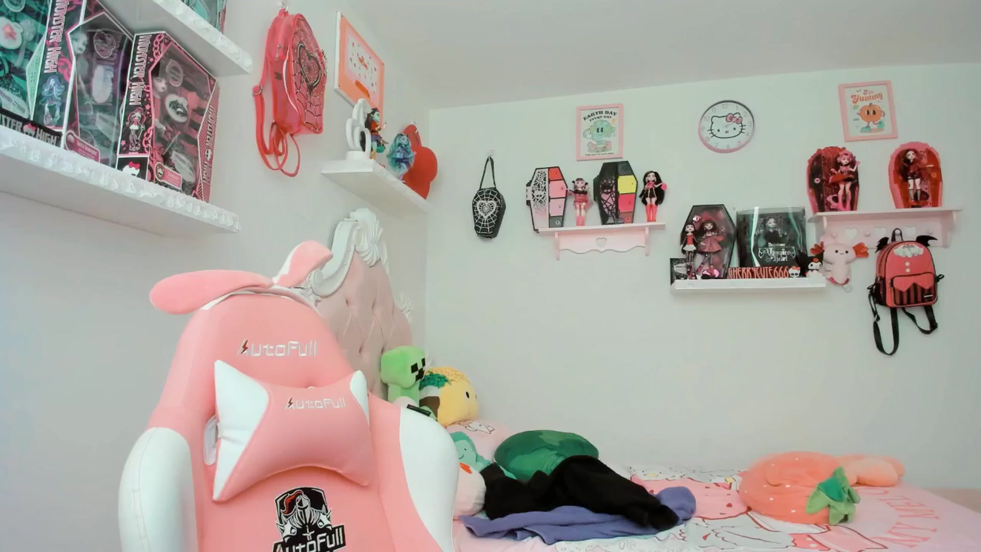 Gallery image thumbnail from Cherrycute666's myfreecams stream on, 08/01/2025, 23:31 image 4 of 20