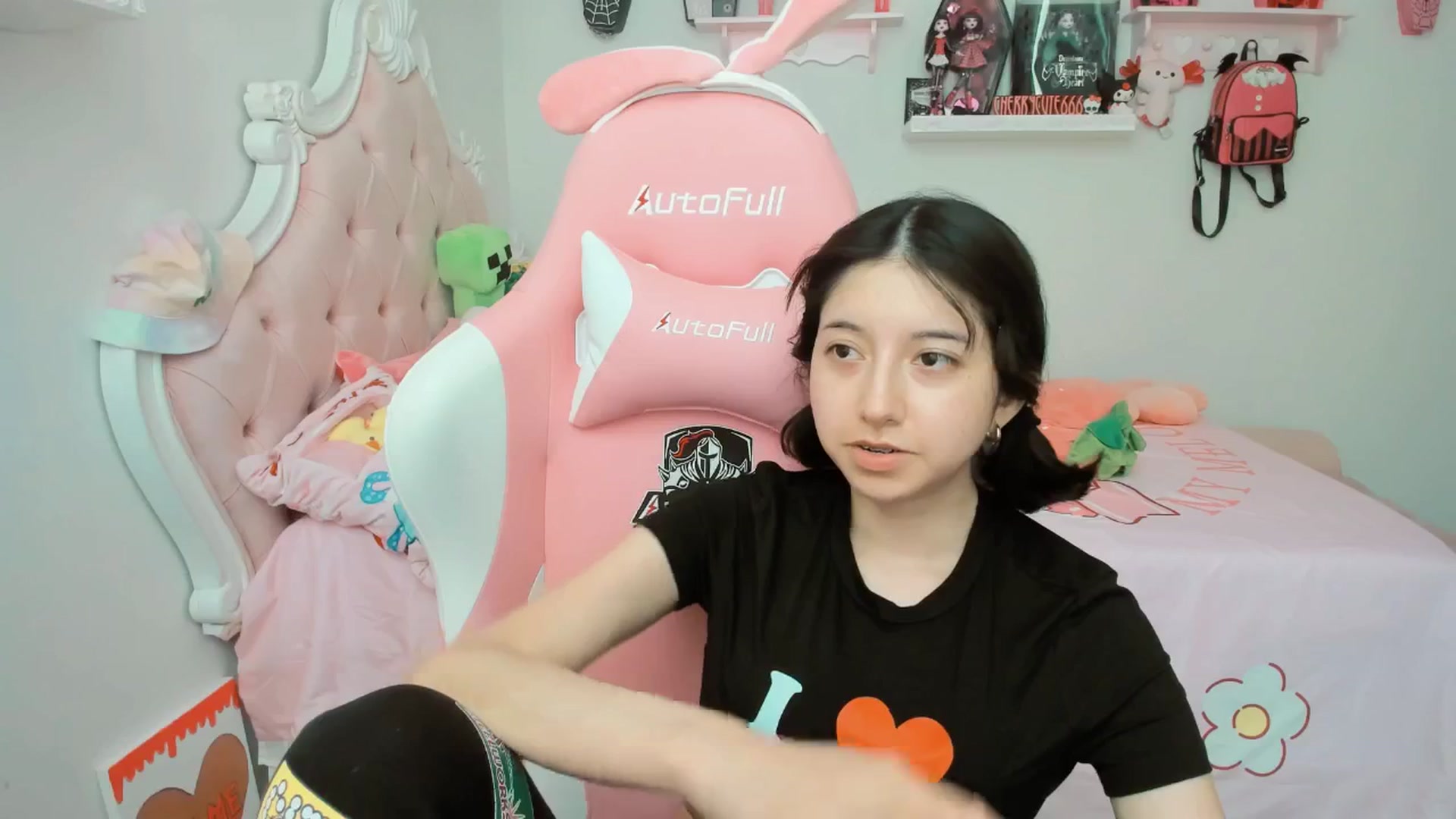 Gallery image thumbnail from Cherrycute666's myfreecams stream on, 08/01/2025, 23:31 image 13 of 20