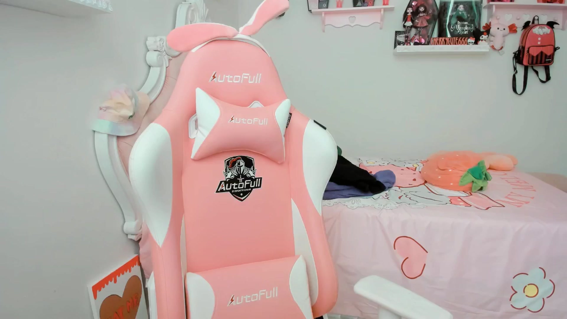 Gallery image thumbnail from Cherrycute666's myfreecams stream on, 08/01/2025, 23:31 image 10 of 20