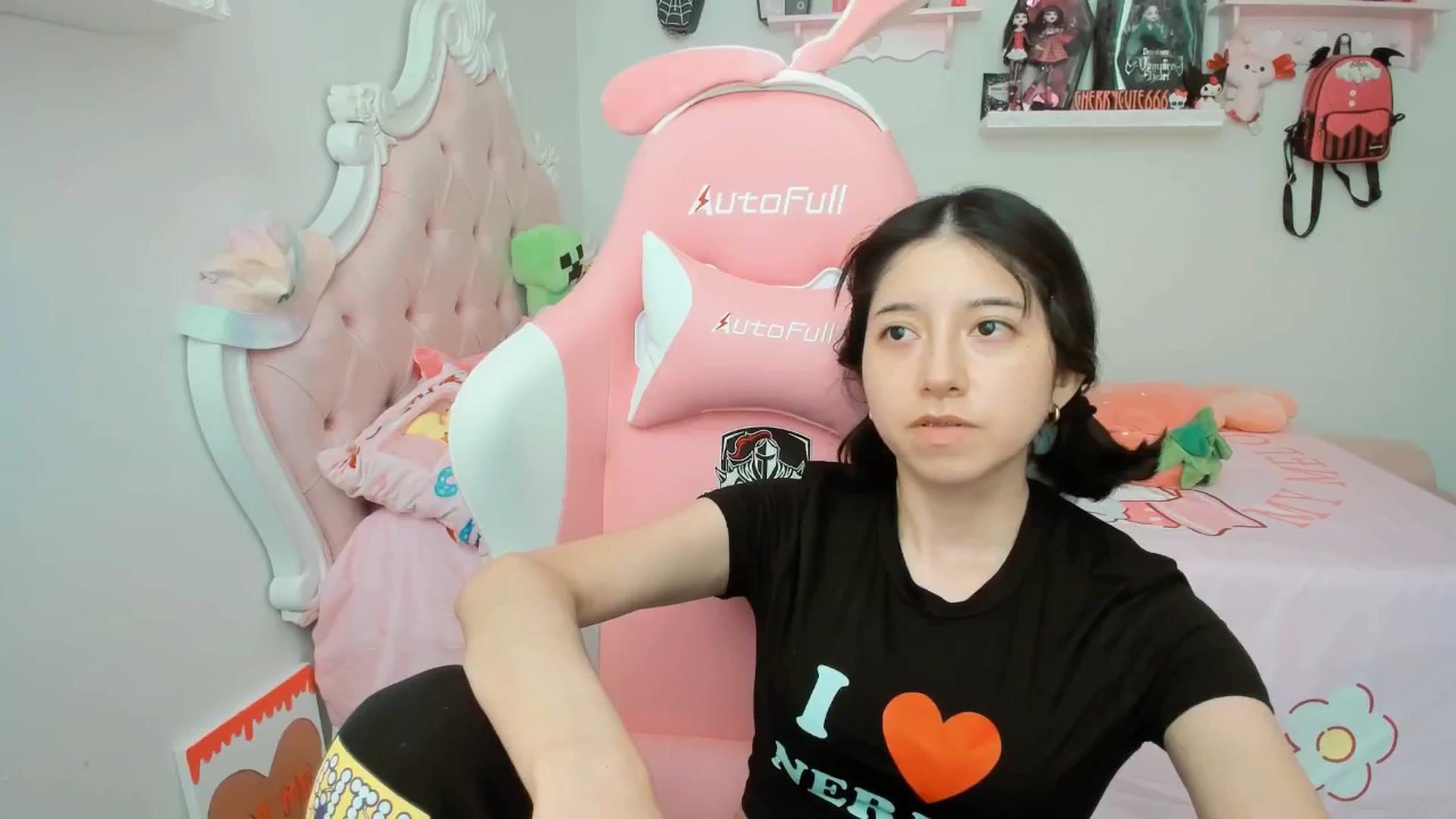 Gallery image thumbnail from Cherrycute666's myfreecams stream on, 08/01/2025, 23:31 image 12 of 20