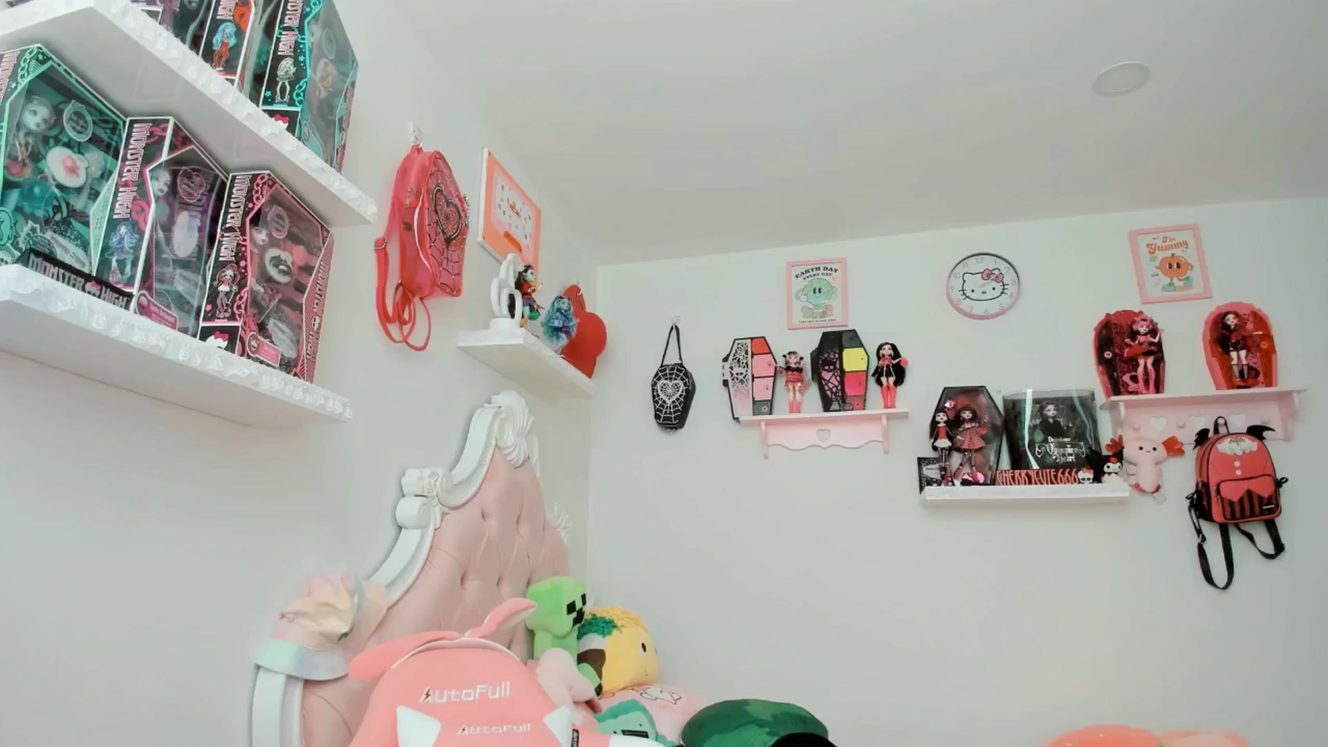 Gallery image thumbnail from Cherrycute666's myfreecams stream on, 08/01/2025, 23:31 image 5 of 20