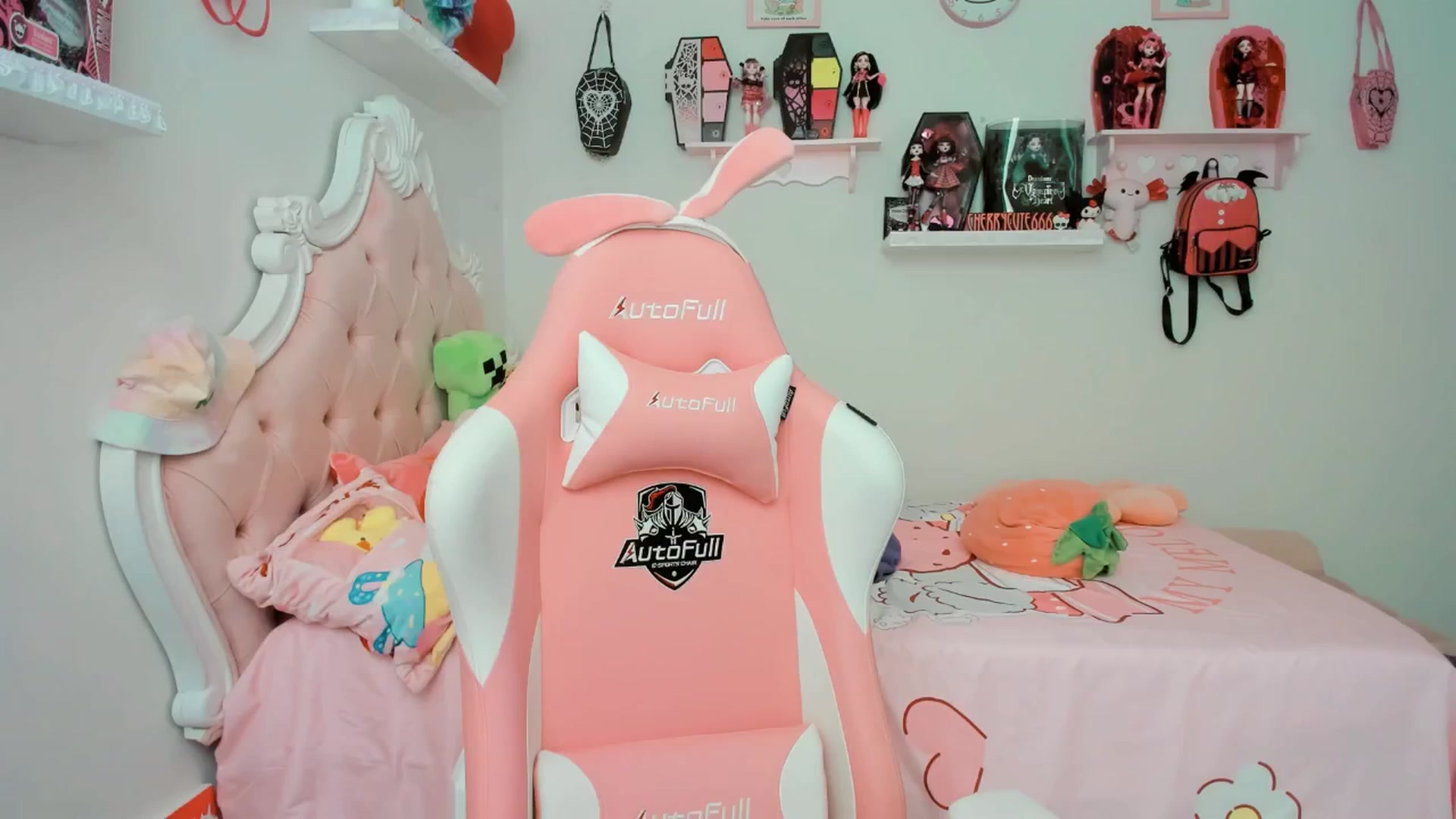 Gallery image thumbnail from Cherrycute666's myfreecams stream on, 08/01/2025, 23:31 image 14 of 20