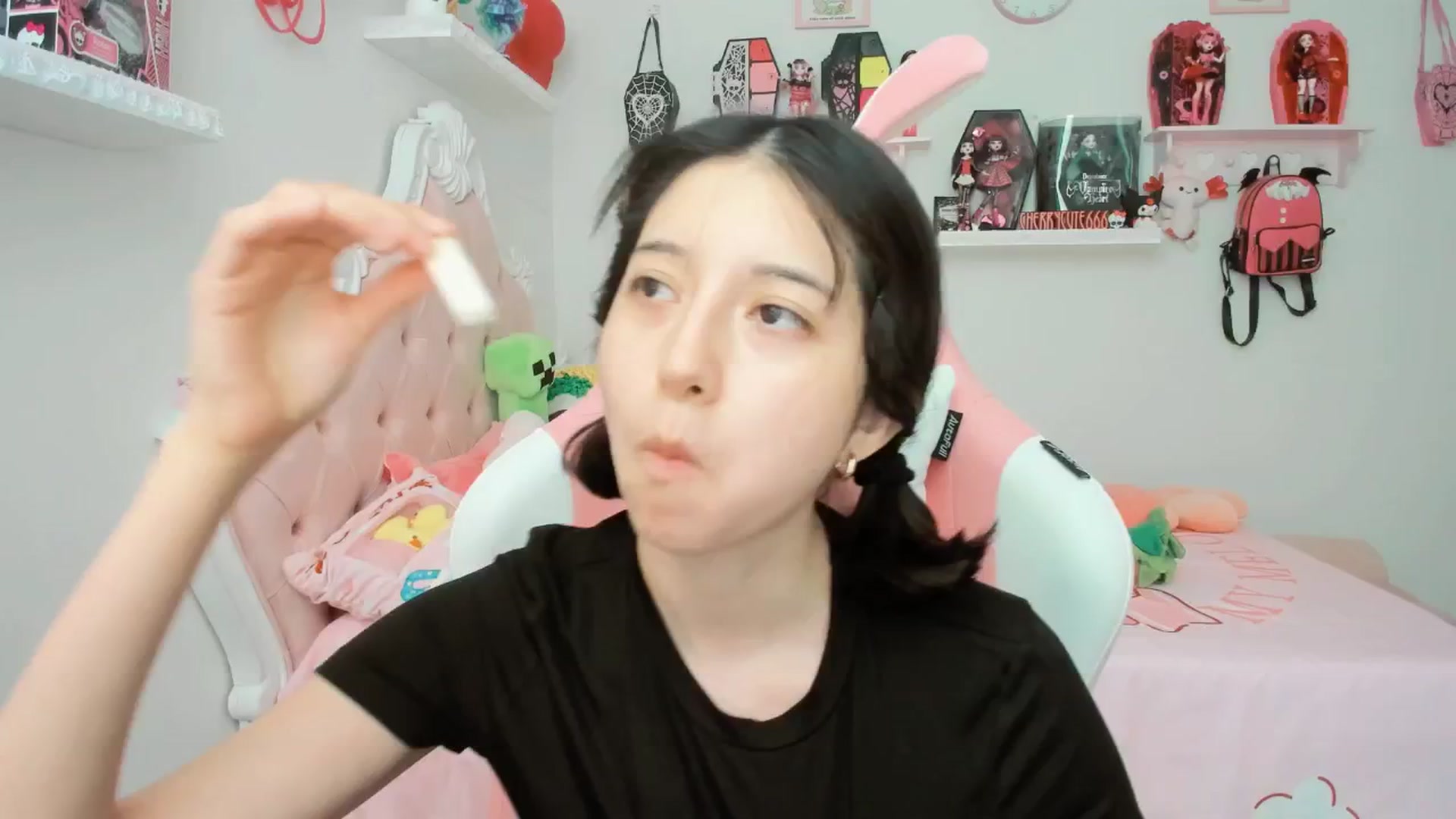 Gallery image thumbnail from Cherrycute666's myfreecams stream on, 08/01/2025, 23:31 image 15 of 20