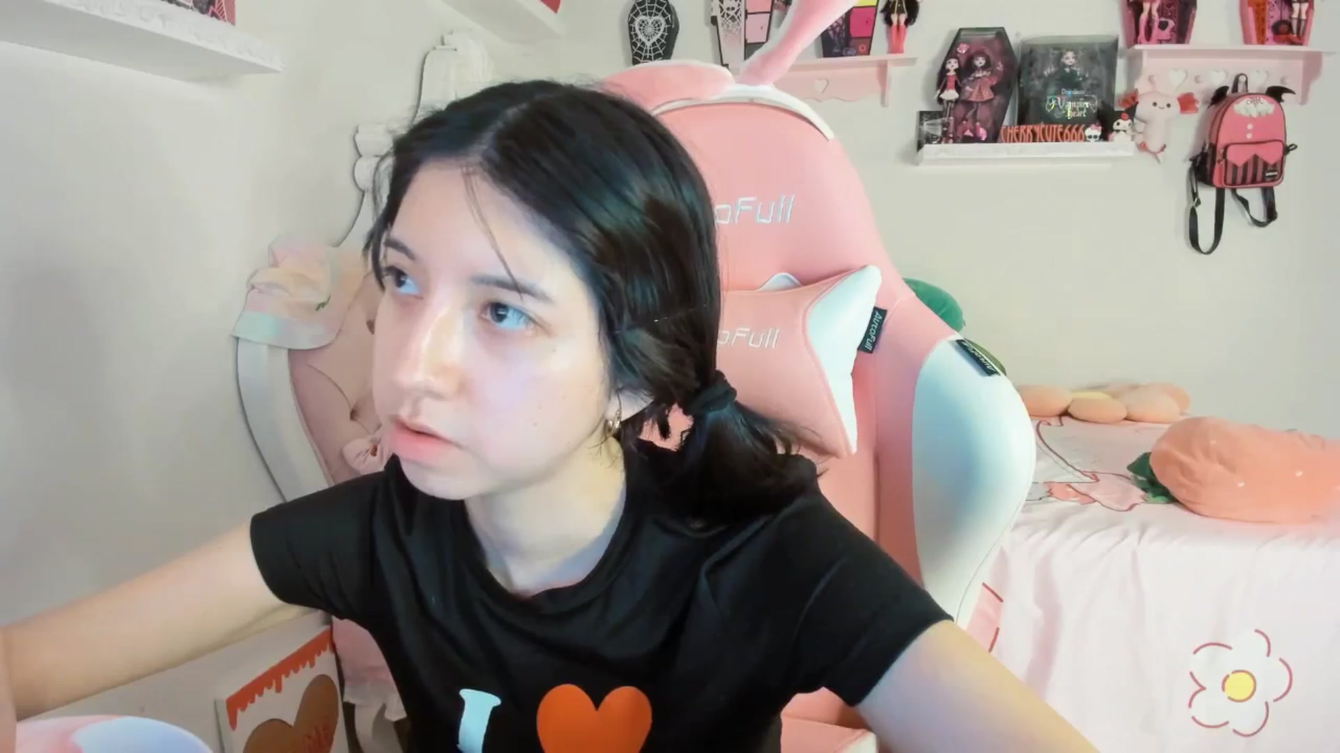 Gallery image thumbnail from Cherrycute666's myfreecams stream on, 08/02/2025, 08:32 image 16 of 20