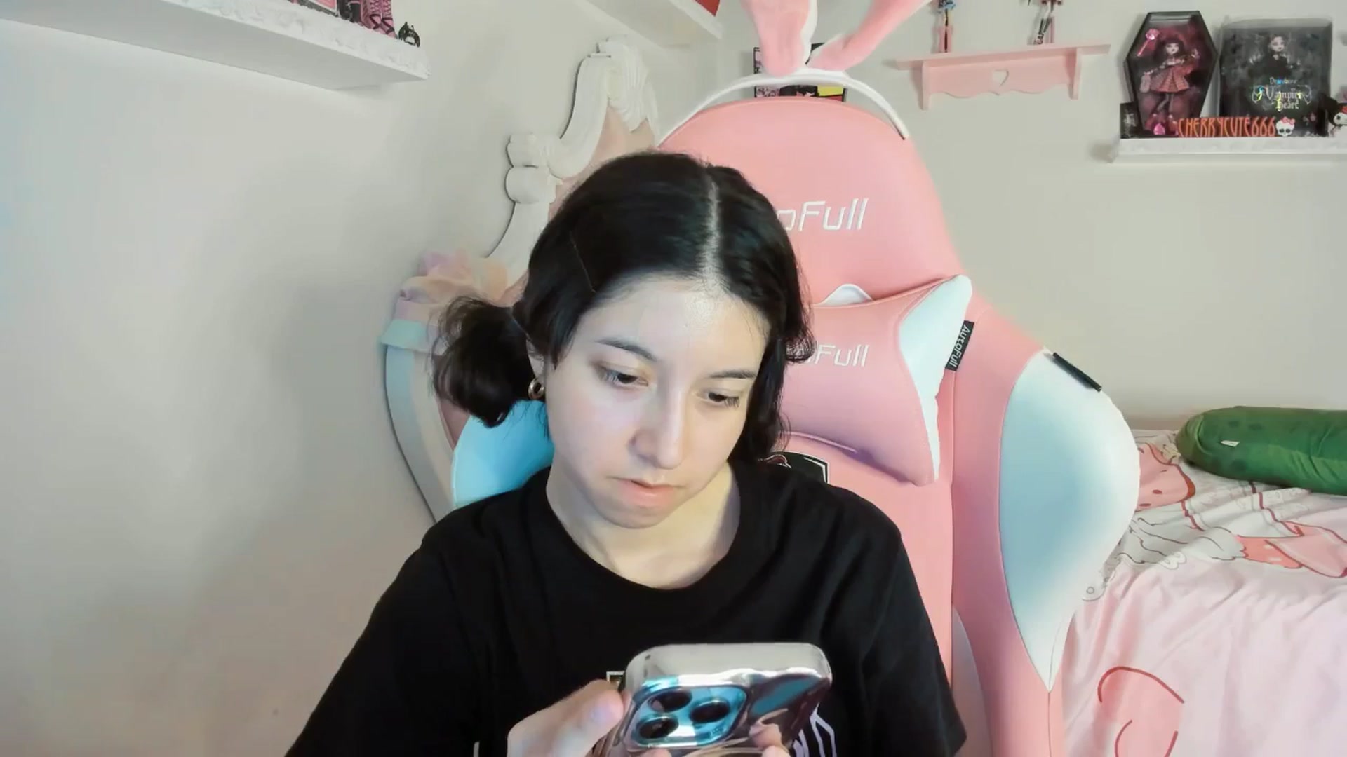 Gallery image thumbnail from Cherrycute666's myfreecams stream on, 08/04/2025, 07:32 image 12 of 20