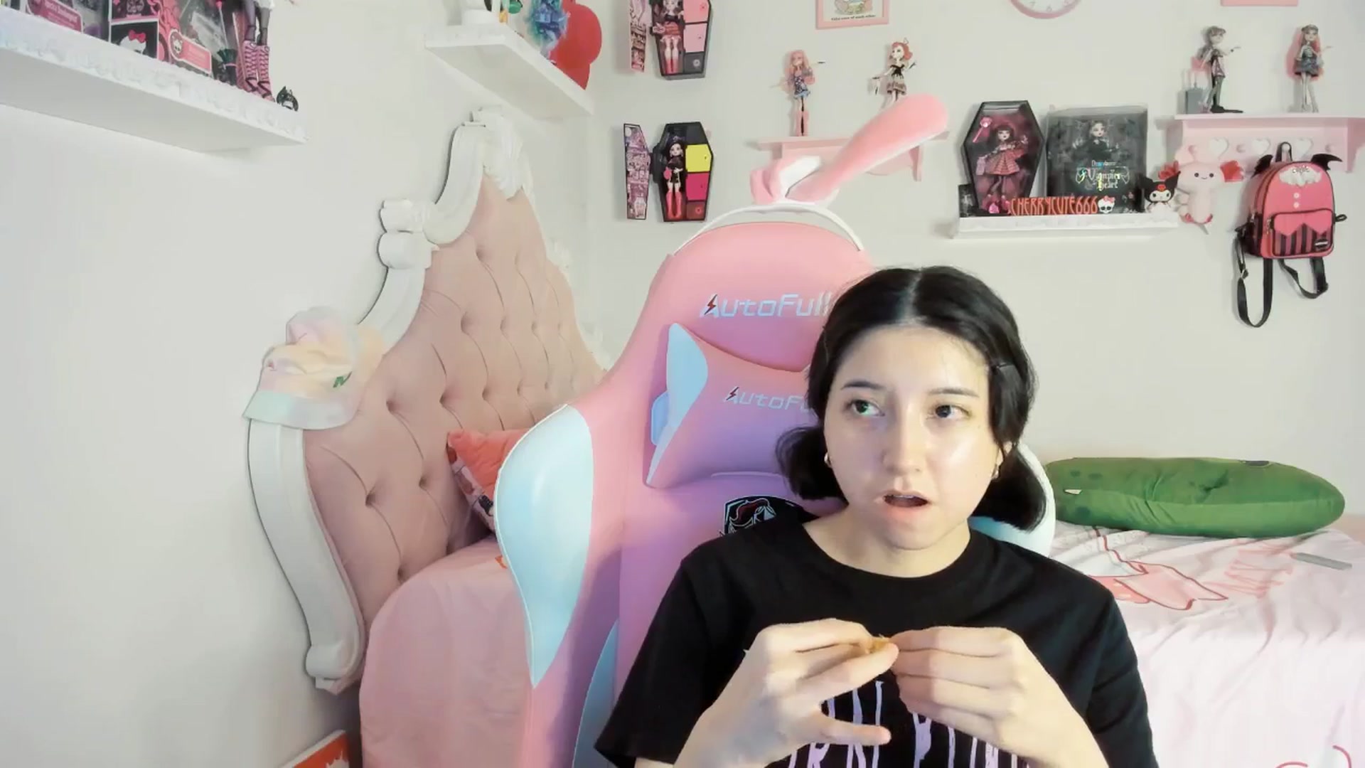 Gallery image thumbnail from Cherrycute666's myfreecams stream on, 08/04/2025, 07:32 image 19 of 20