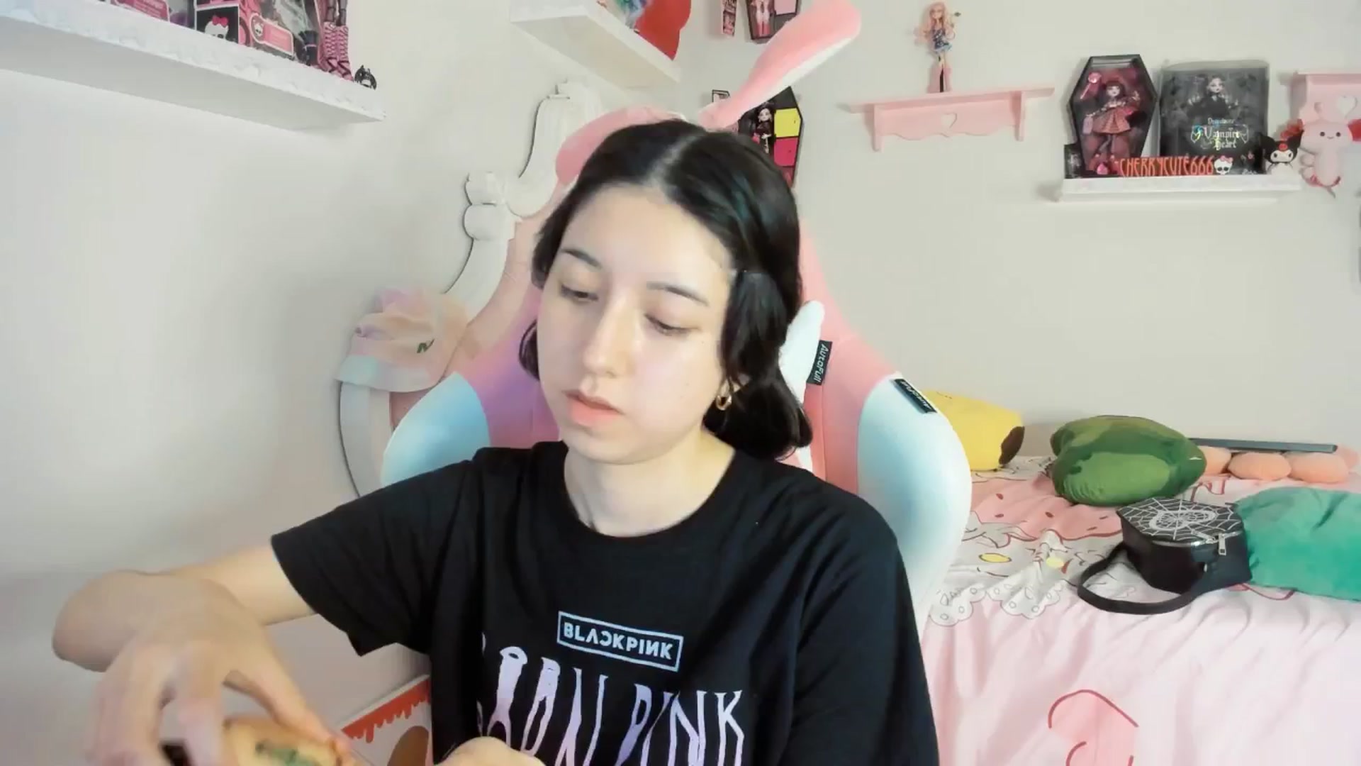 Gallery image thumbnail from Cherrycute666's myfreecams stream on, 08/04/2025, 07:32 image 1 of 20
