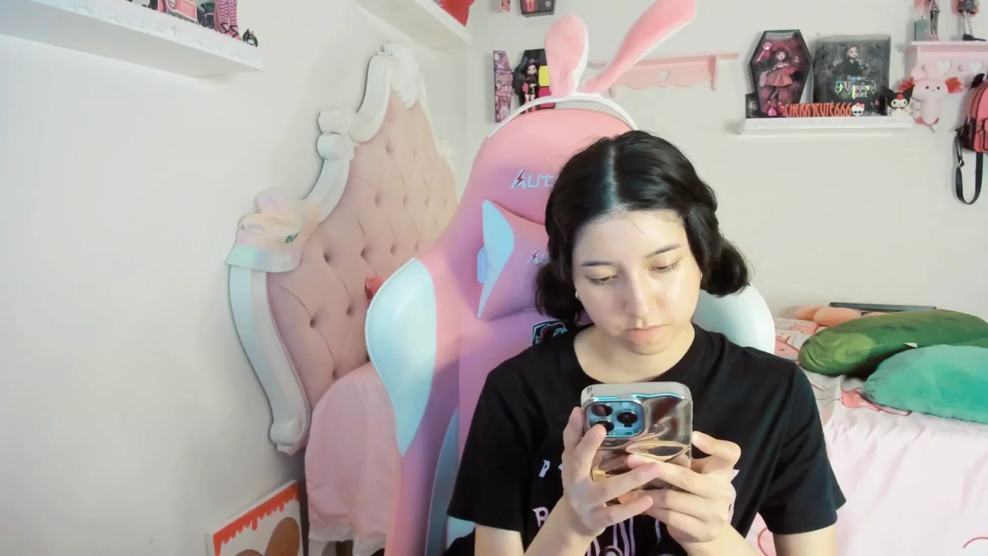 Gallery image thumbnail from Cherrycute666's myfreecams stream on, 08/04/2025, 07:32 image 6 of 20