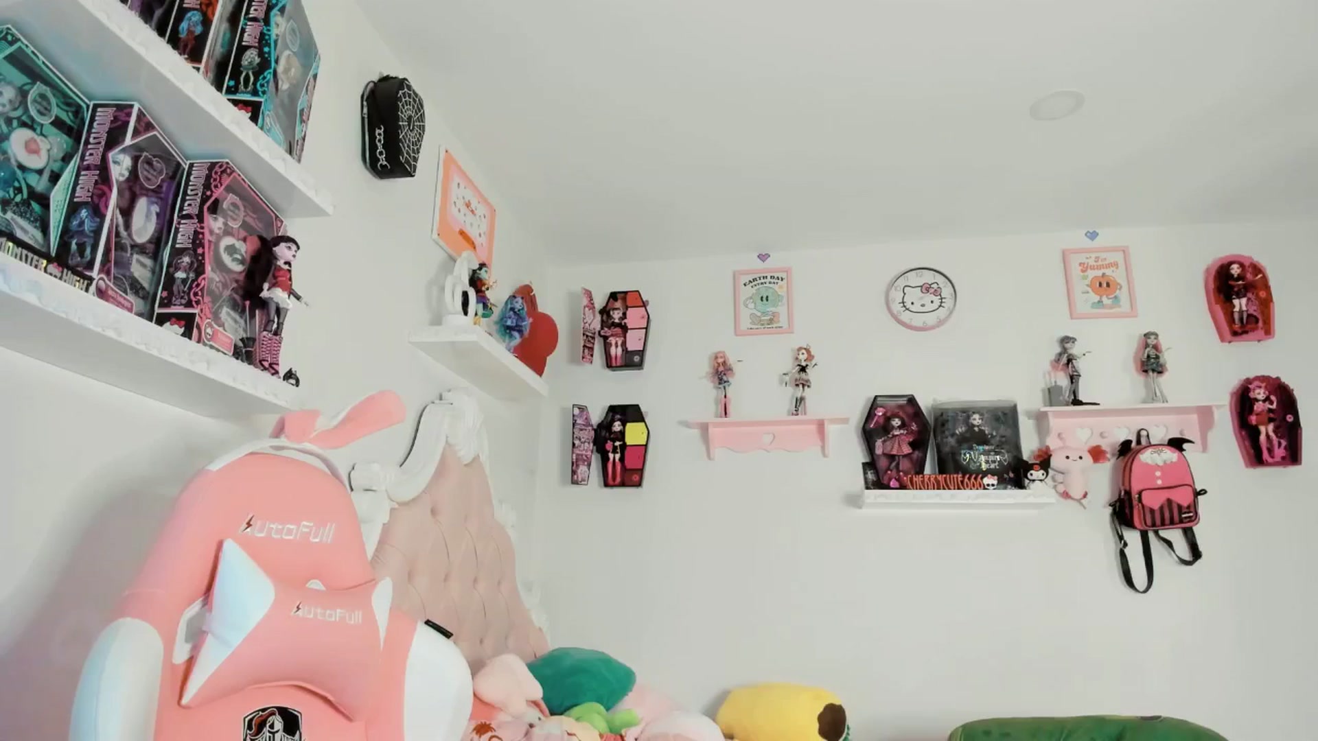 Gallery image thumbnail from Cherrycute666's myfreecams stream on, 08/04/2025, 07:32 image 14 of 20