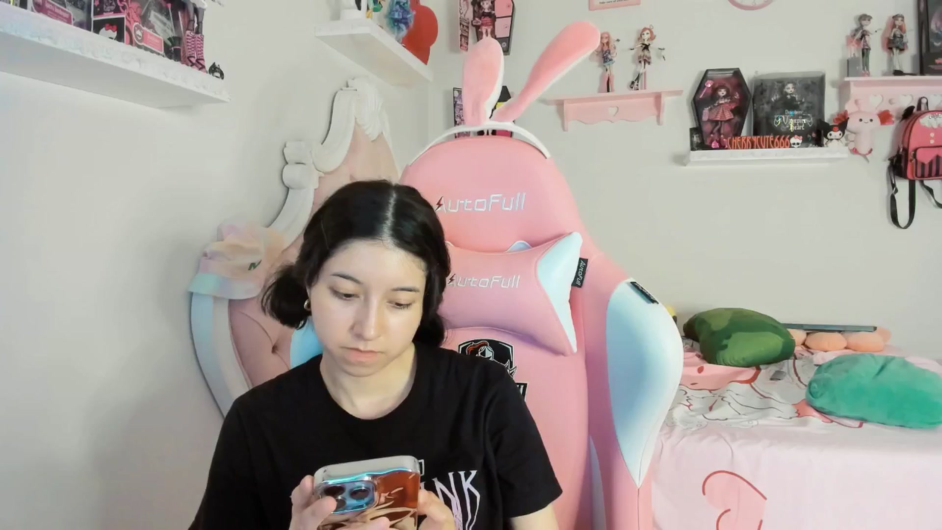 Gallery image thumbnail from Cherrycute666's myfreecams stream on, 08/04/2025, 07:32 image 3 of 20