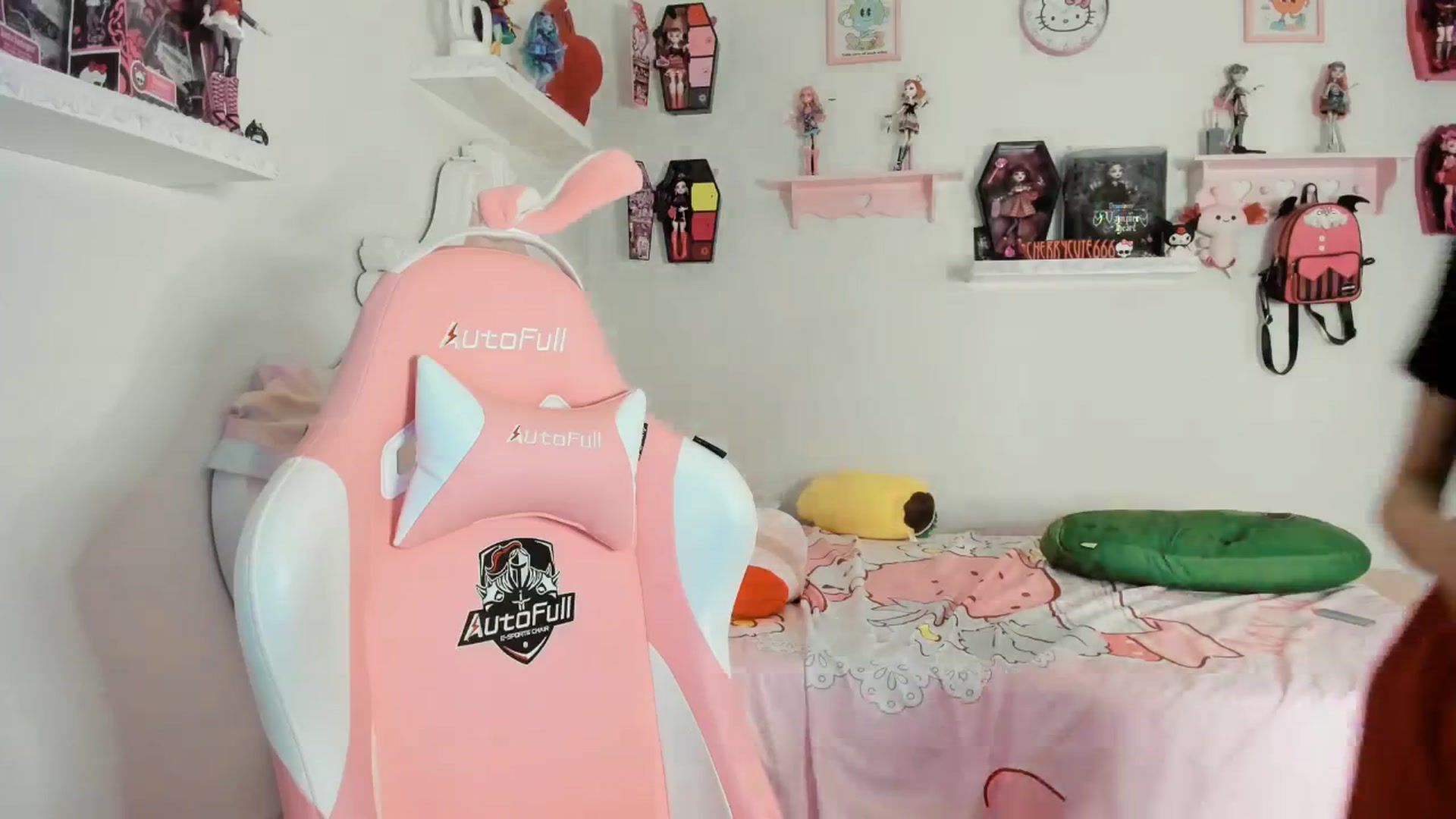 Gallery image thumbnail from Cherrycute666's myfreecams stream on, 08/04/2025, 07:32 image 15 of 20