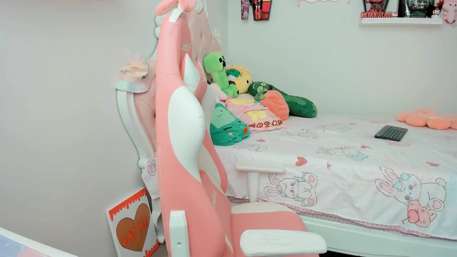 Gallery image thumbnail from Cherrycute666's myfreecams stream on, 08/07/2025, 20:26 image 15 of 20