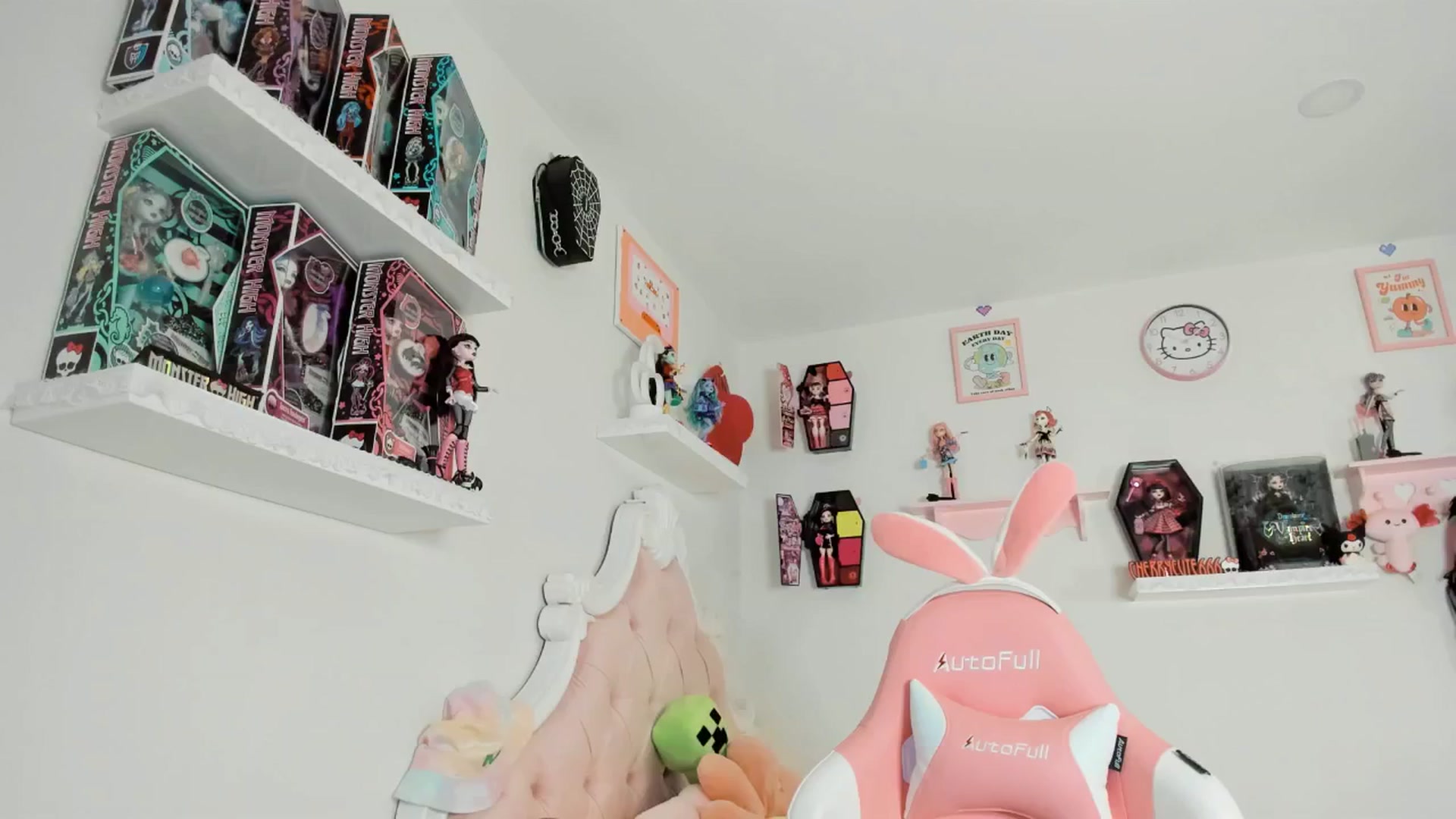 Gallery image thumbnail from Cherrycute666's myfreecams stream on, 08/10/2025, 05:46 image 5 of 20