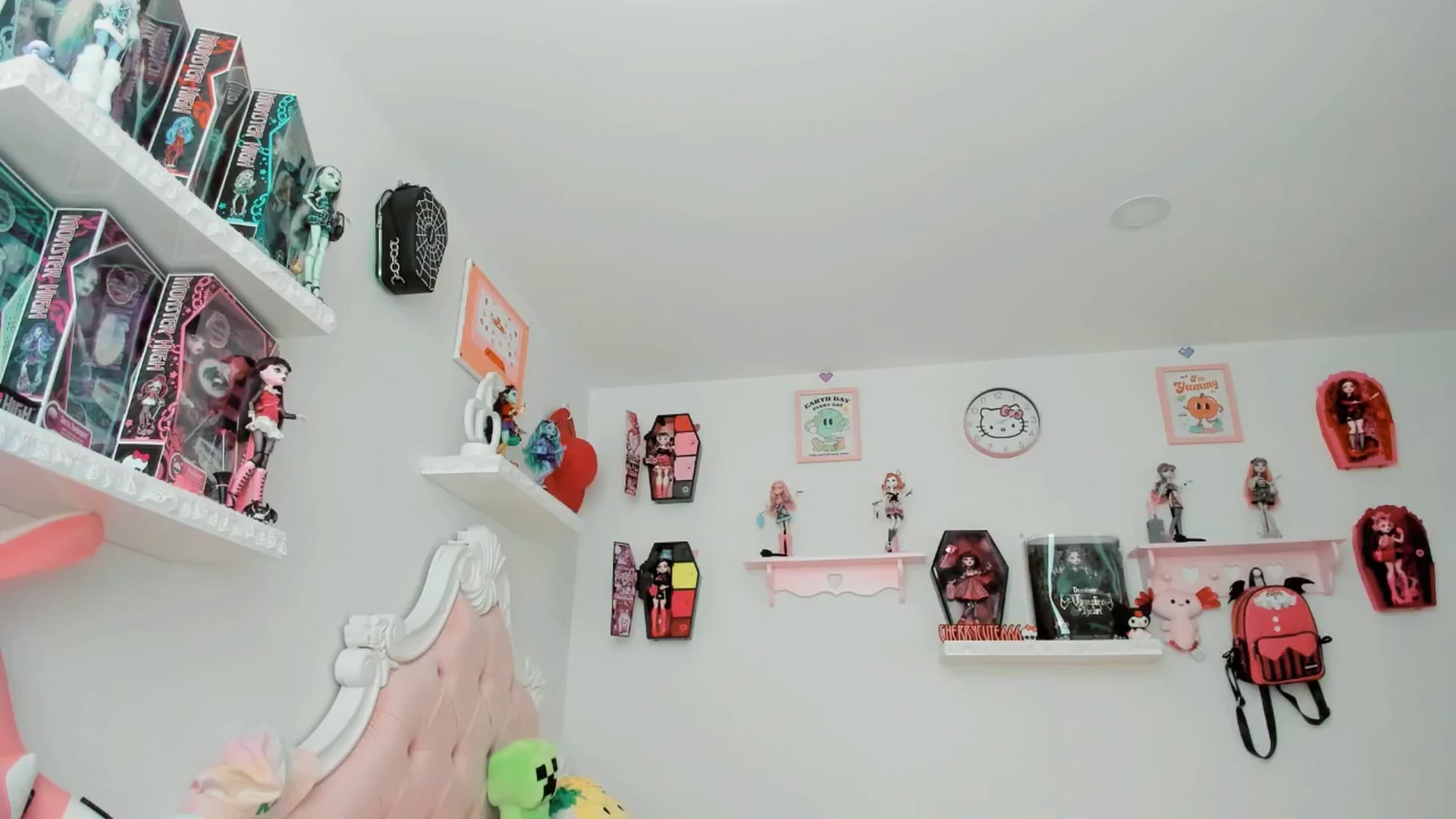 Gallery image thumbnail from Cherrycute666's myfreecams stream on, 08/15/2025, 19:49 image 18 of 20