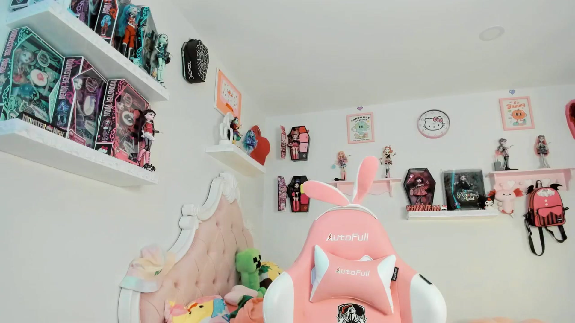 Gallery image thumbnail from Cherrycute666's myfreecams stream on, 08/16/2025, 24:08 image 16 of 20
