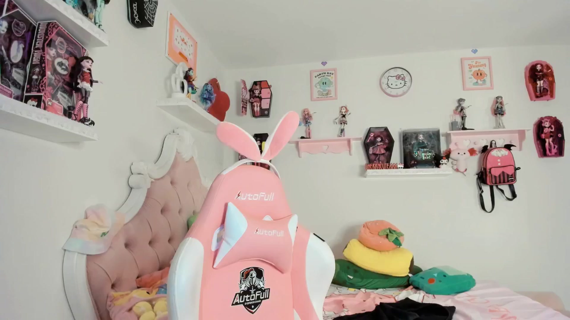 Gallery image thumbnail from Cherrycute666's myfreecams stream on, 08/17/2025, 08:10 image 19 of 20