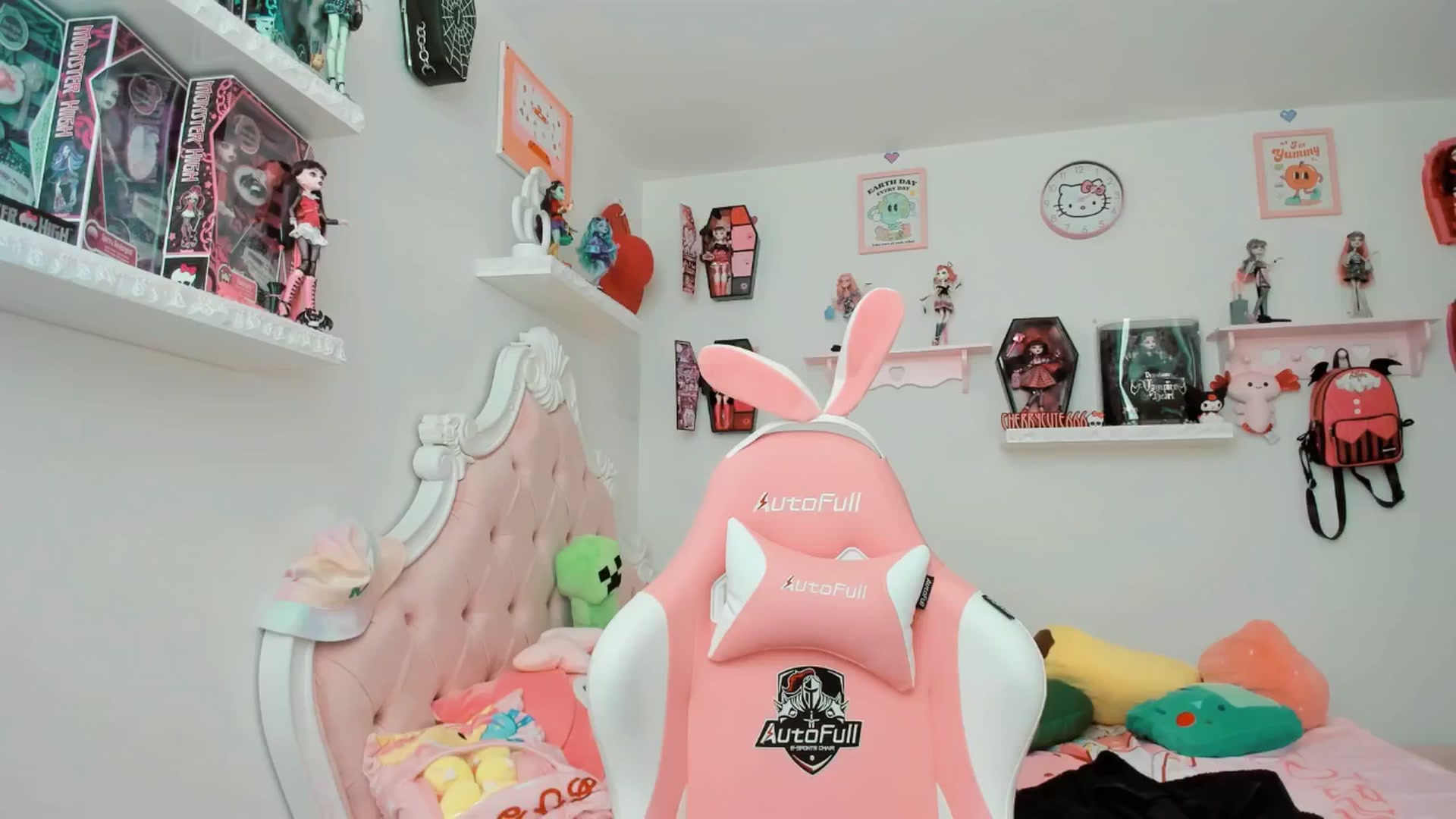Gallery image thumbnail from Cherrycute666's myfreecams stream on, 08/18/2025, 01:37 image 1 of 20