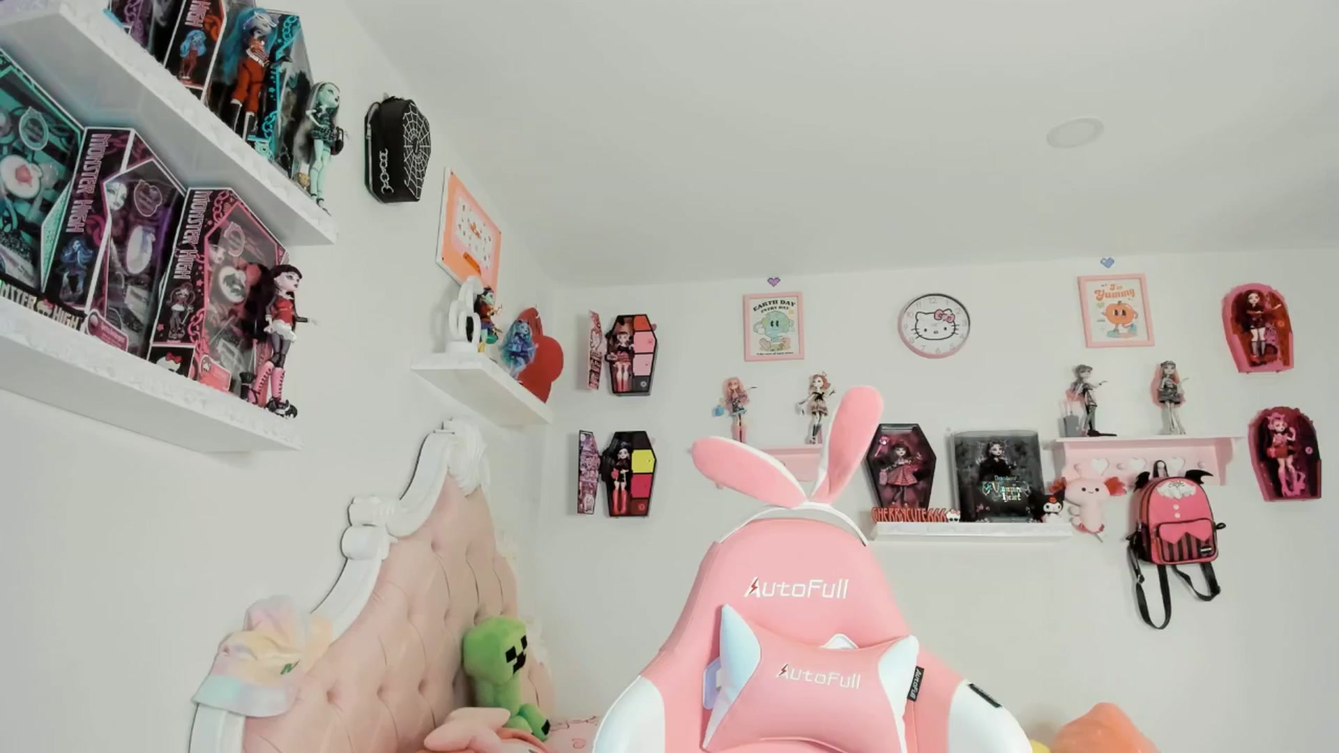 Gallery image thumbnail from Cherrycute666's myfreecams stream on, 08/18/2025, 01:37 image 18 of 20