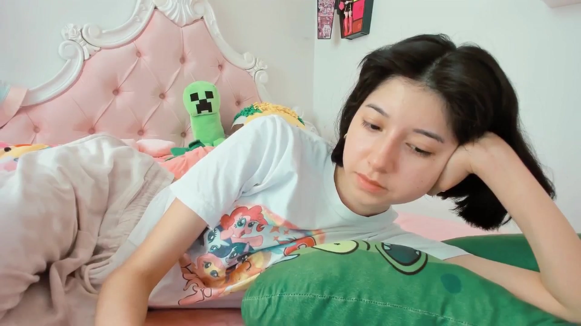 Gallery image thumbnail from Cherrycute666's myfreecams stream on, 08/19/2025, 18:21 image 4 of 20