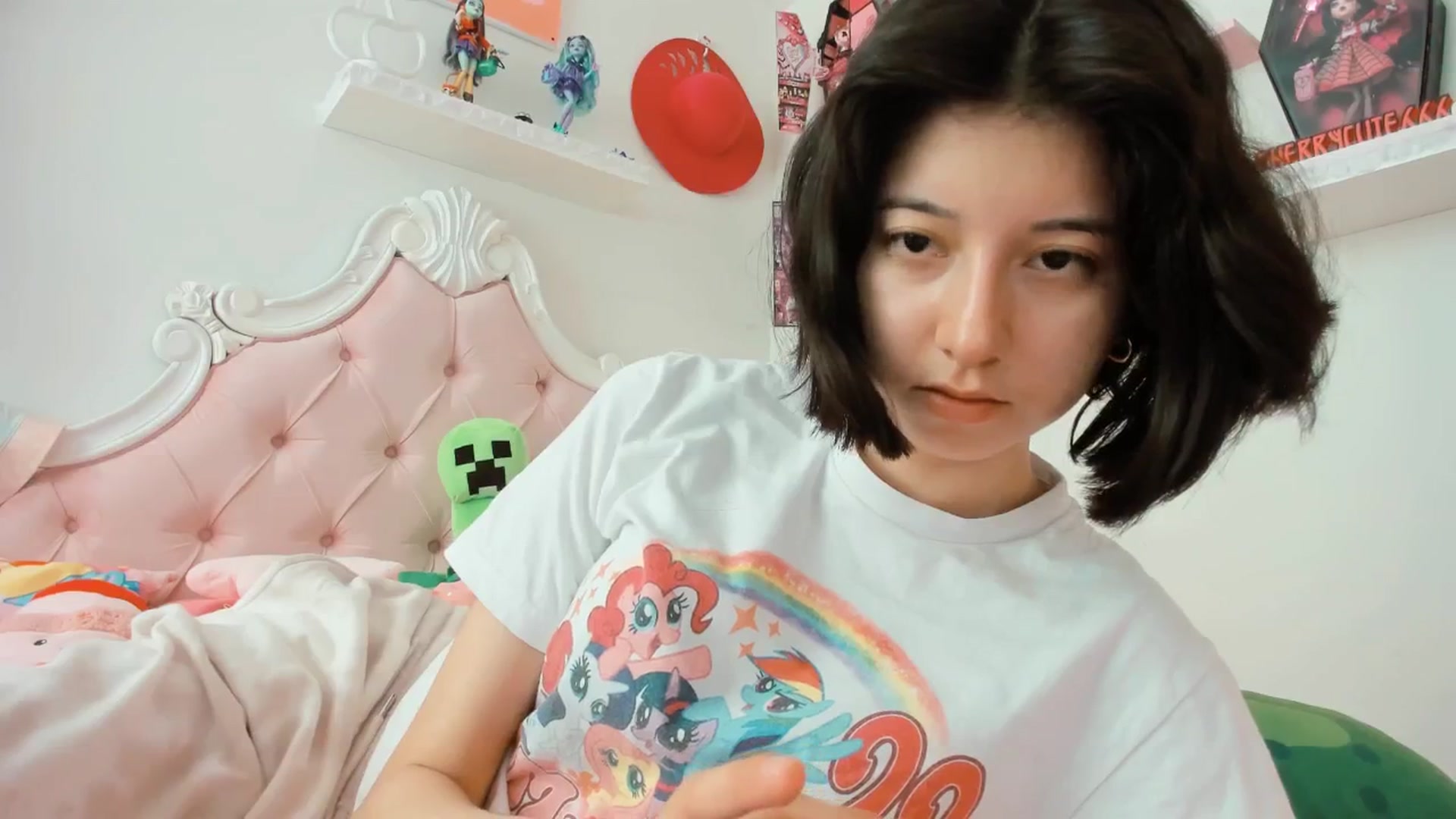 Gallery image thumbnail from Cherrycute666's myfreecams stream on, 08/19/2025, 18:21 image 15 of 20